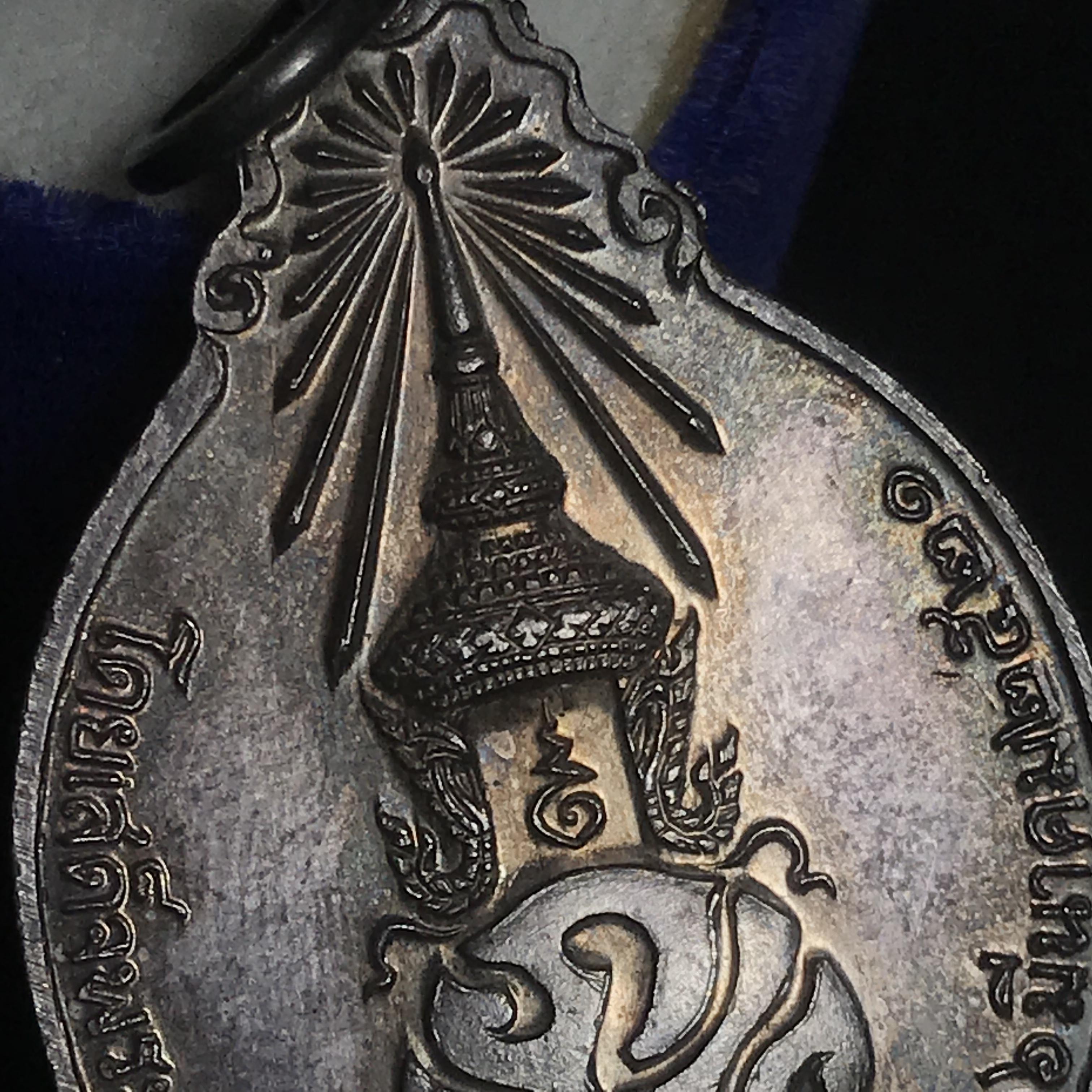 หลวงปู่แหวน วัดดอยแม่ปั๋ง รุ่นสร้างตึกโรงพยาบาล ปี 2521 หลัง ภปร.(ใหญ่) เนื้อเงิน(บล็อกนิยม)(คัดสวยสภาพผิวเดิม)กล่องเดิมครบสมบูรณ์(หายาก)