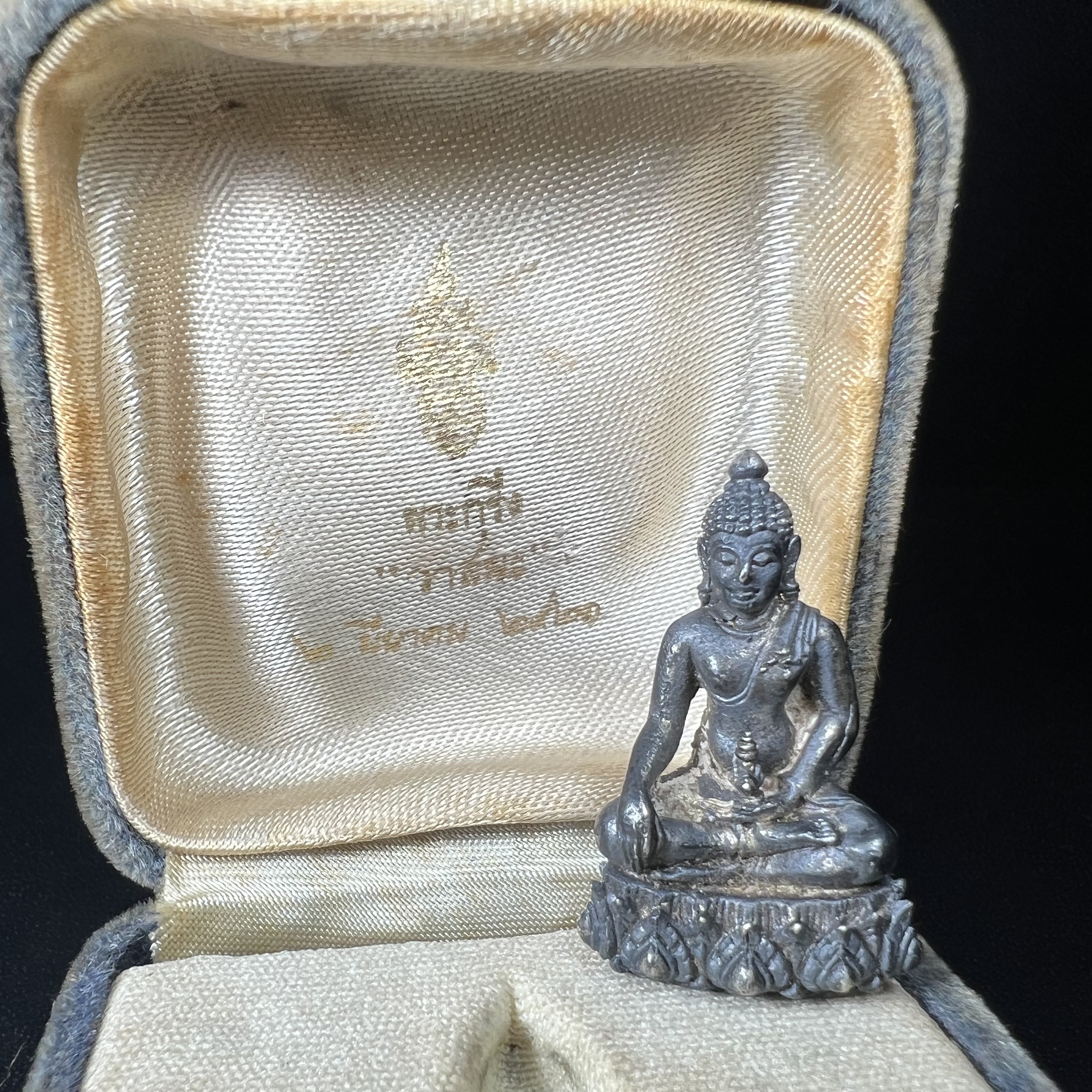 พระกริ่งวาสนา 80 พรรษา สมเด็จพระสังฆราช (วาสน์) วัดราชบพิธฯ ปี2521 เนื้อเงิน(ตอกหมายเลข)(ตอกโค๊ตพระปิดตา) โดยมีหลวงปู่โต๊ะ วัดประดู่ฉิมพลีร่วมปลุกเสก สภาพผิวเดิม สวยจัด แชมป์ๆพร้อมกล่องบรรจุเดิม(หายาก)