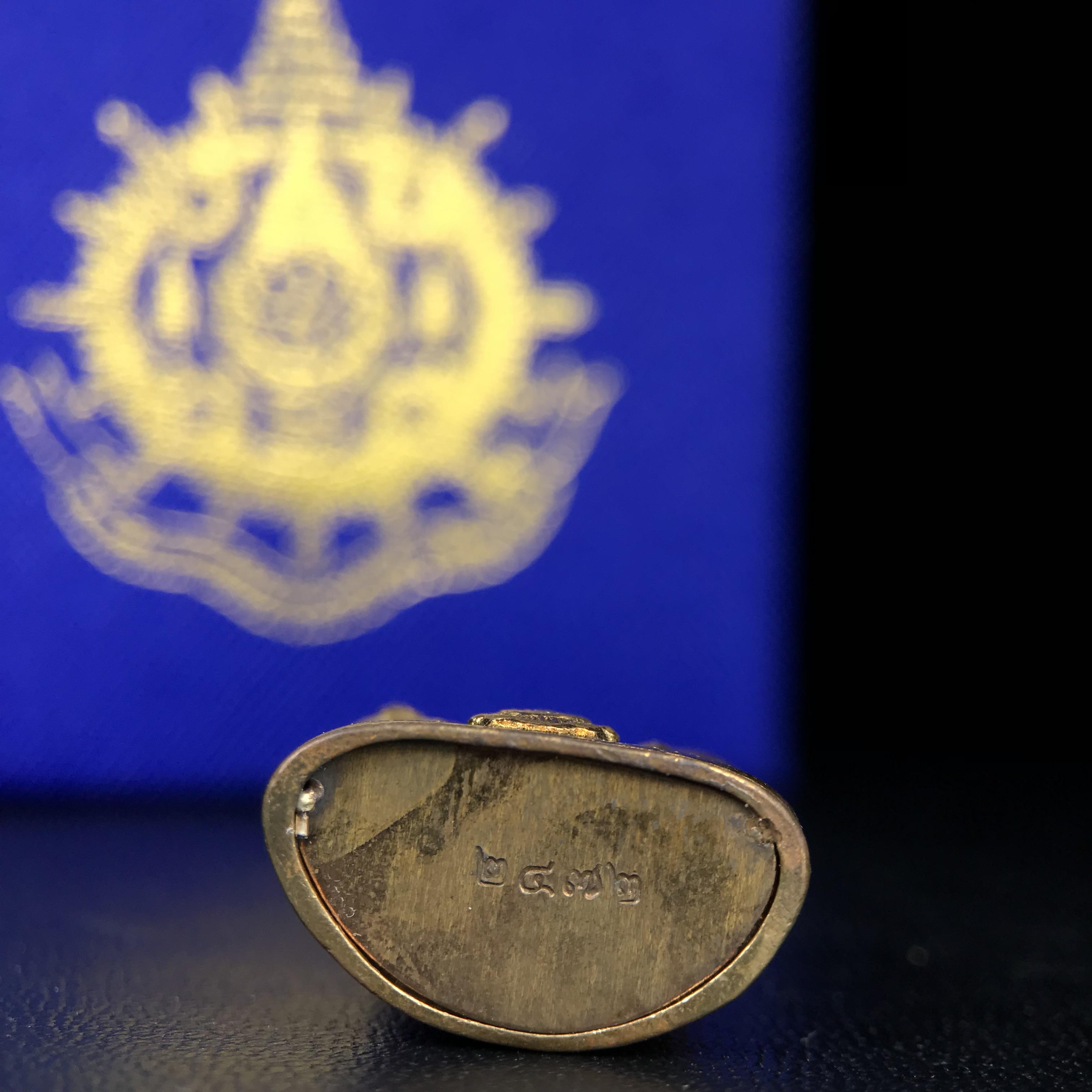 พระกริ่งไพรีพินาศ บรรจุเหล็กไหล ครั้งแรกและครั้งเดียวในประวัติศาสตร์ เฉลิมพระเกียรติ พระบาทสมเด็จพระเจ้าอยู่หัวรัชกาลที่9 พระชนมพรรษา 6 รอบ ปี2542 เนื้อสัมฤทธิ์(บรรจุเหล็กไหล)ดีนอก-ดีใน พิธีใหญ่ มวลสารเด่น (หายาก)