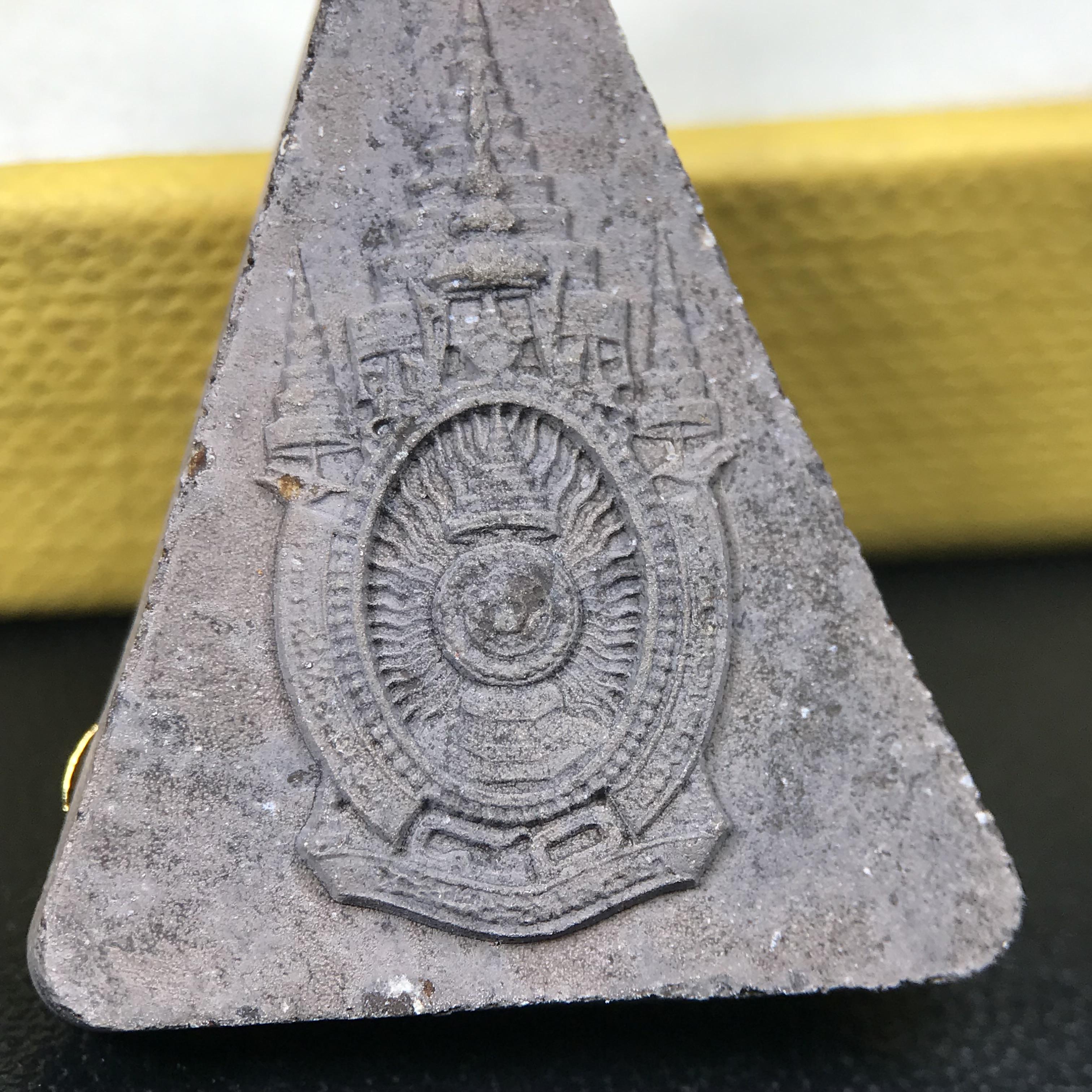 พระพุทธมหาสุวรรณปฏิมากร (หลวงพ่อทองคำ) หลังตรามหามงคลเฉลิมพระชนมพรรษา 80 พรรษา รัชกาลที่9 วัดไตรมิตรวิทยาราม กรุงเทพฯ ปี 2550 พระพิมพ์หน้าทองคำ(หายาก 1 ใน 999 องค์)