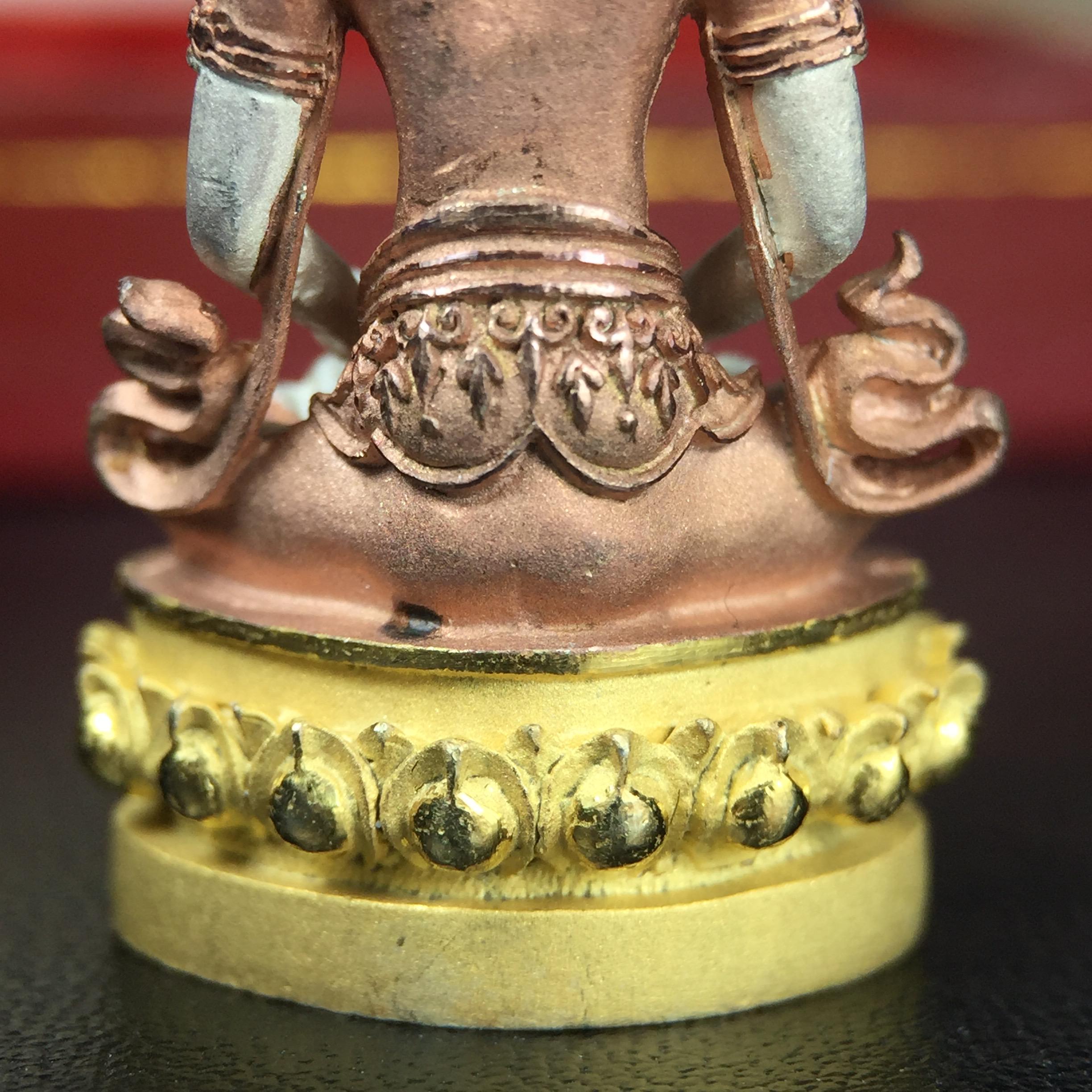 พระกริ่งอวโลกิเตศวร ( เจ้าแม่กวนอิม ) วัดโพธิ์แมนคุณาราม เนื้อเงิน 3 กษัตริย์ พ่นทราย รุ่นอุดมโภคทรัพย์ พ.ศ.2539(ผิวสวยเดิมพร้อมกล่องบรรจุการ์ดใบรับรองเดิมครบ) (อีกหนึ่งรุ่นยอดนิยม พุทธศิลป์สวยงดงาม)