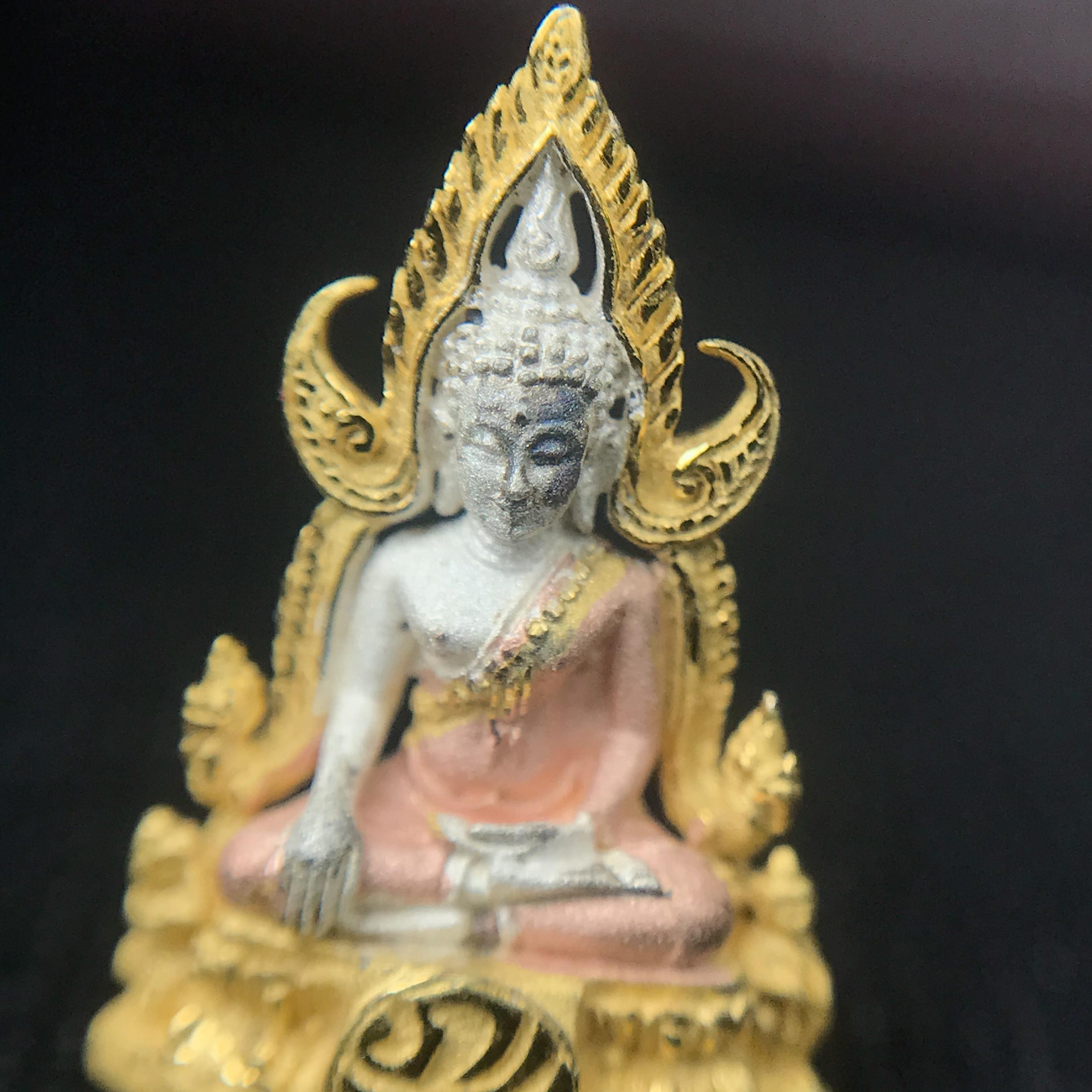 พระพุทธชินราช ภปร. โครงการ "เพราะแผ่นดินนี้ คือ แผ่นดินเกิด" ปี2548(รุ่นแรก) ลอยองค์ หน้าตัก 1/4 นิ้ว เนื้อเงินสามกษัตริย์(สภาพคัดสวย กล่องบรรจุเดิมครบ)