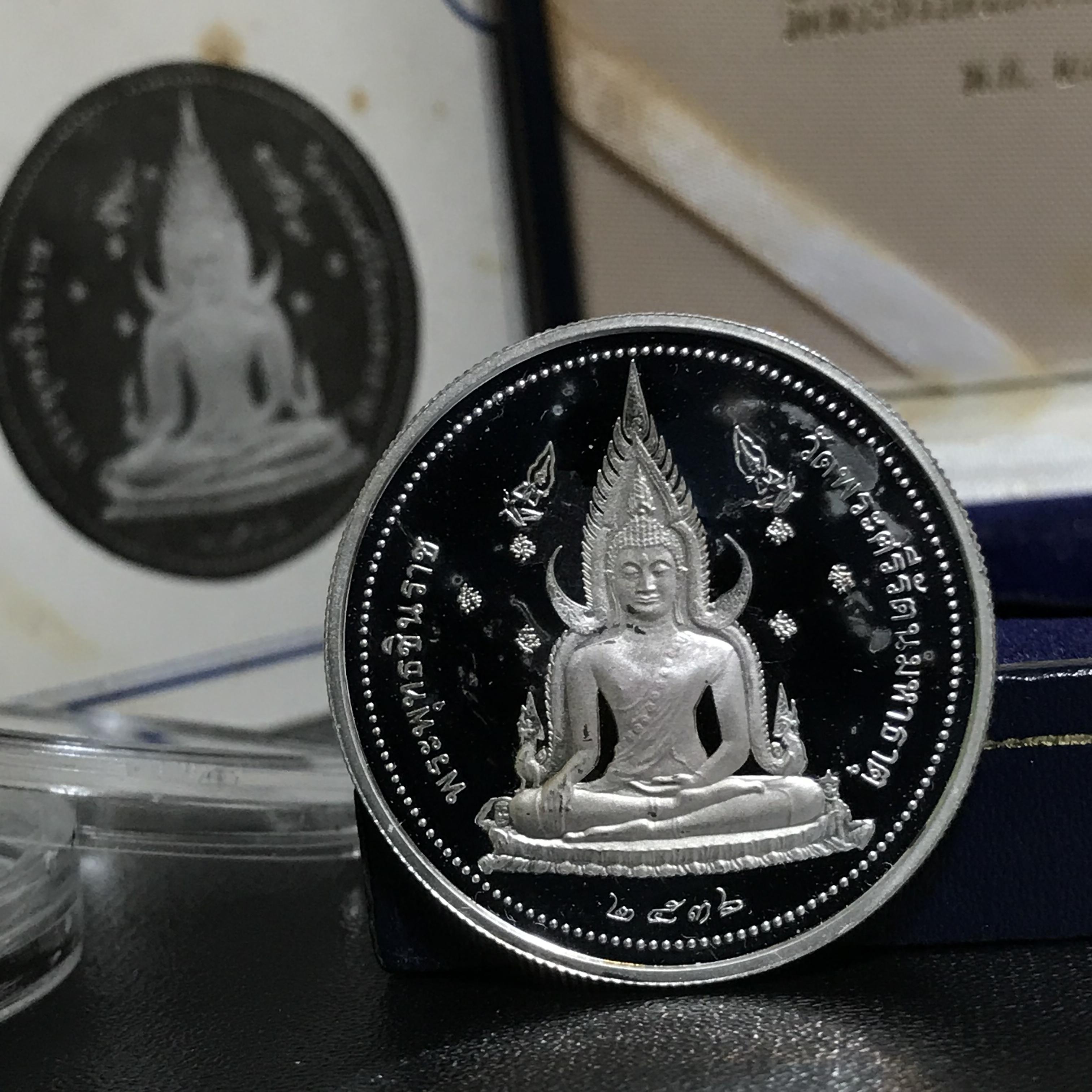 เหรียญสมเด็จพระนเรศวรมหาราช-พระพุทธชินราช รุ่นกองทุนสร้างอาคารเรียนวิทยาลัยสงฆ์ วัดพระศรีรัตนมหาธาตุ ปี 2536 เนื้อเงินขัดเงากล่องเดิมใบรับรองพร้อม