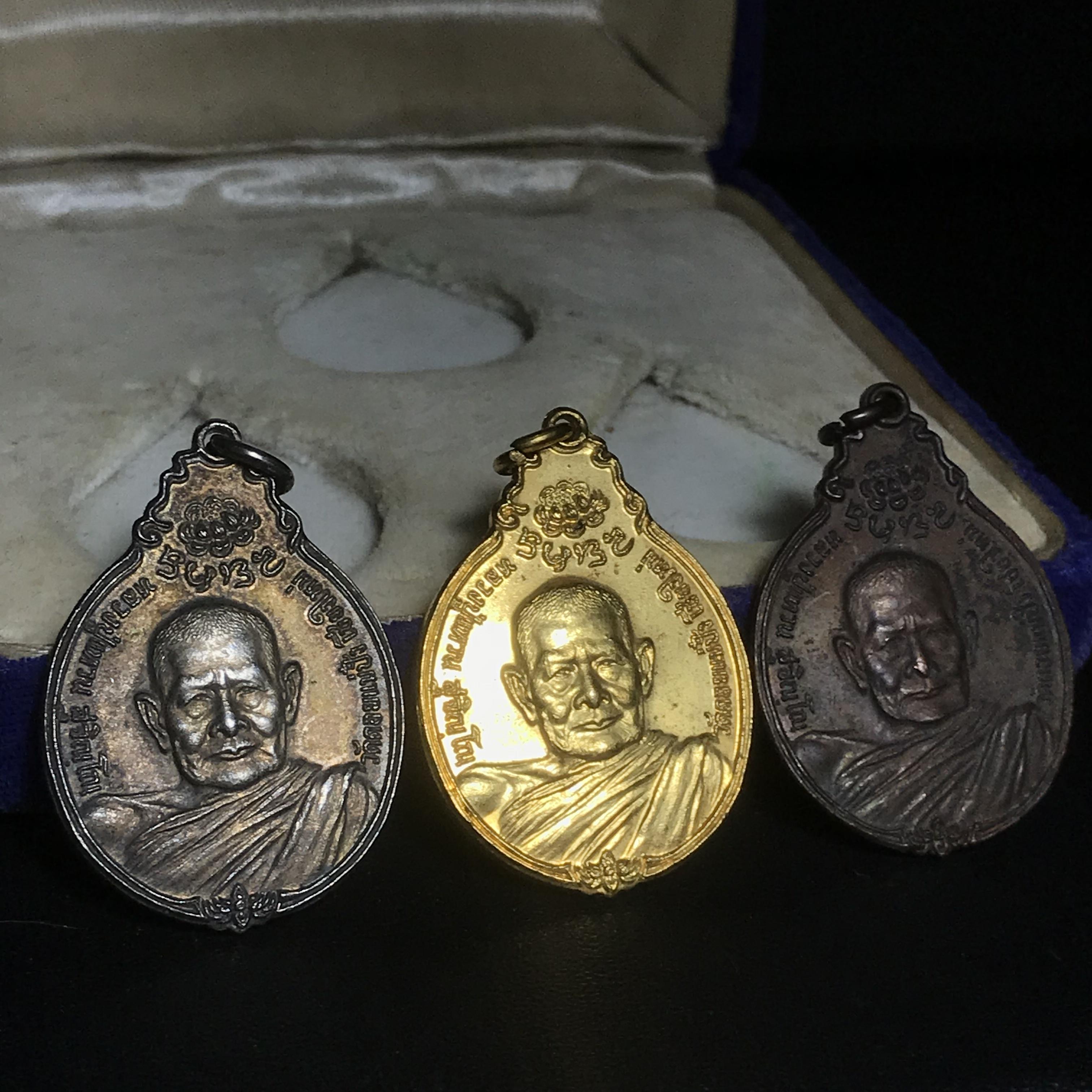 หลวงปู่แหวน วัดดอยแม่ปั๋ง รุ่นสร้างตึกโรงพยาบาล ปี 2521 หลัง ภปร.(ใหญ่)ชุดบรรจุ3เหรียญกล่องเดิม