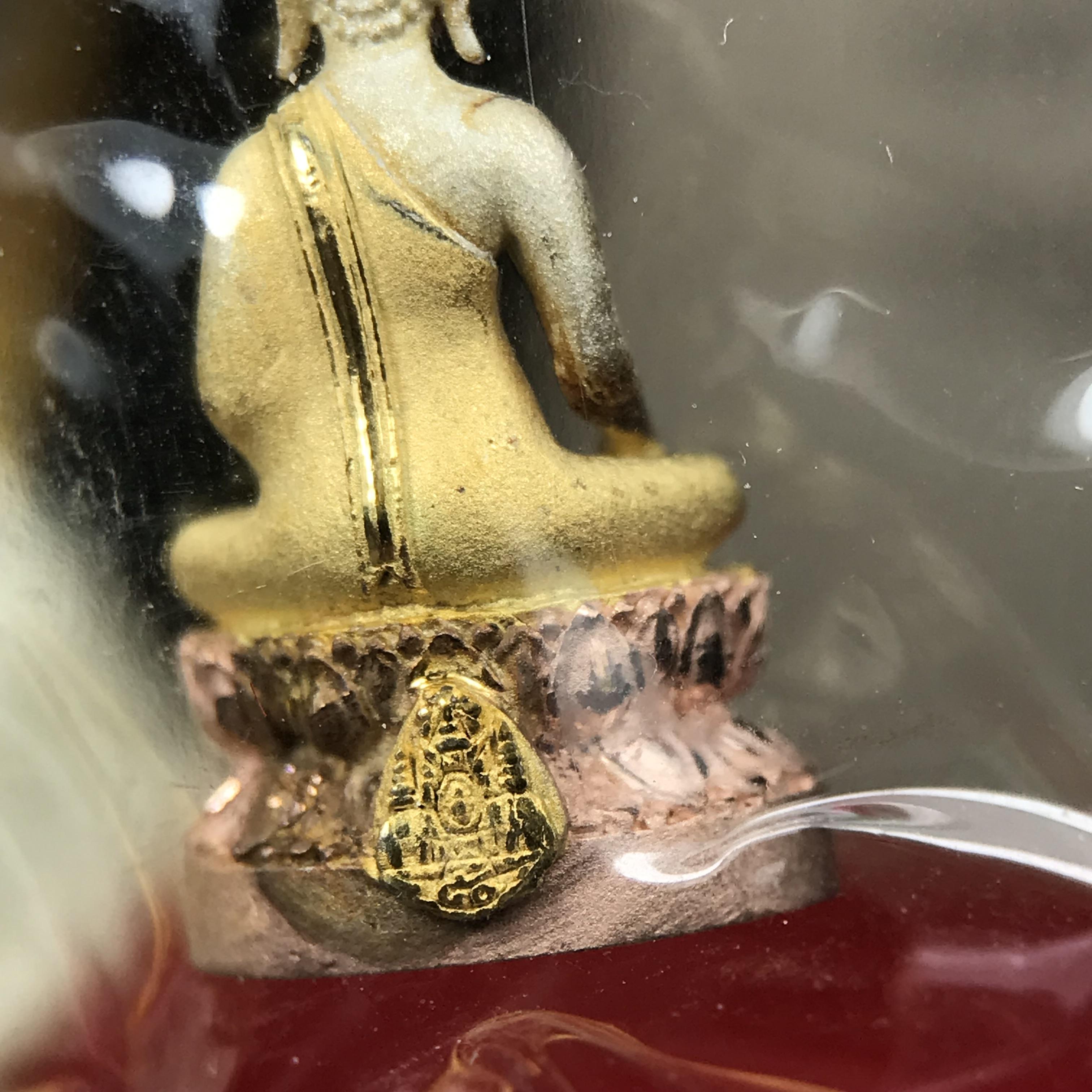 พระชัยวัฒน์พระพุทธนวราชบพิตร ครองสิริราชสมบัติครบ 50 ปี พ.ศ.2540 ขนาดสูง 1.9 ซม. เนื้อเงินสามกษัตริย์(ผิวเดิม)(ซีนซองเดิม) พร้อมกล่องบรรจุเดิมครบสมบูรณ์ 1ใน 9500 องค์(พุทธนวราชบพิตร นิมิตรหมายแห่งความสามัคคี ด้วยไมตรีแห่งองค์พระภูมิพล)