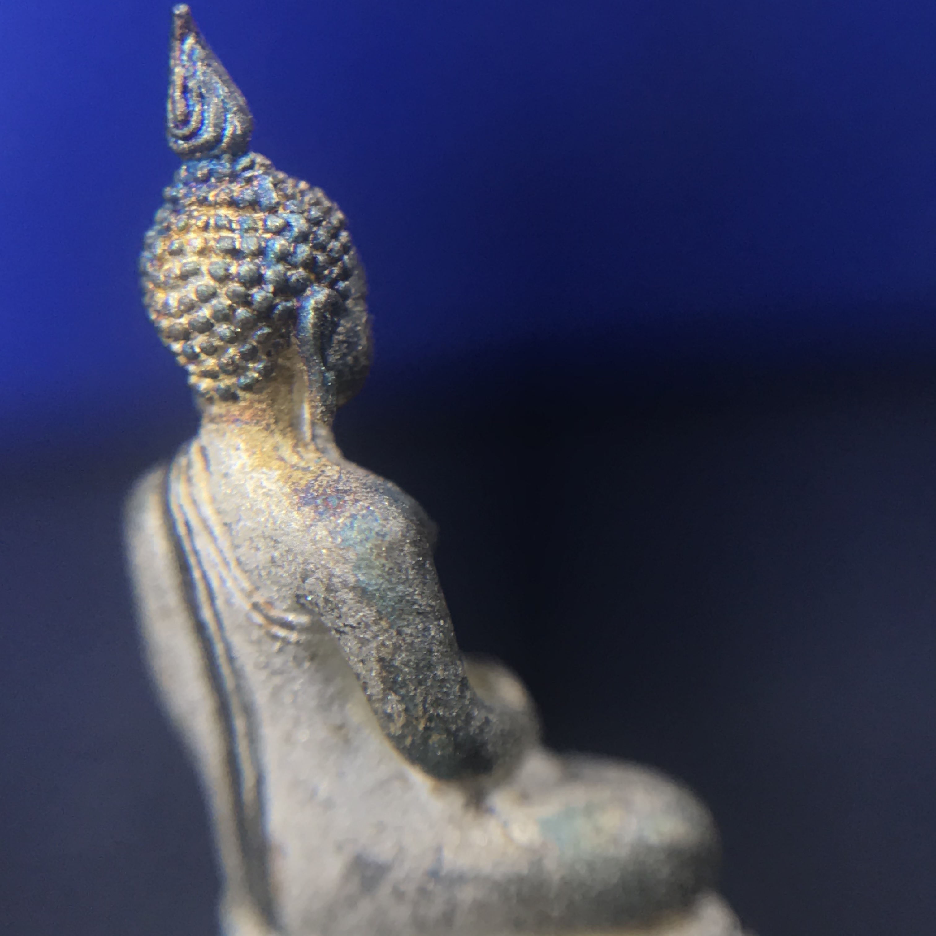 พระชัยวัฒน์พุทธสิหิงค์ ภปร. รุ่นสร้างหอพระธรรมศาสตร์ ปี2542 เนื้อเงิน(ผิวเดิม ขึ้นสีรุ้งธรรมชาติ แบบนิยม) มหาพิธี 3วาระอันยิ่งใหญ่