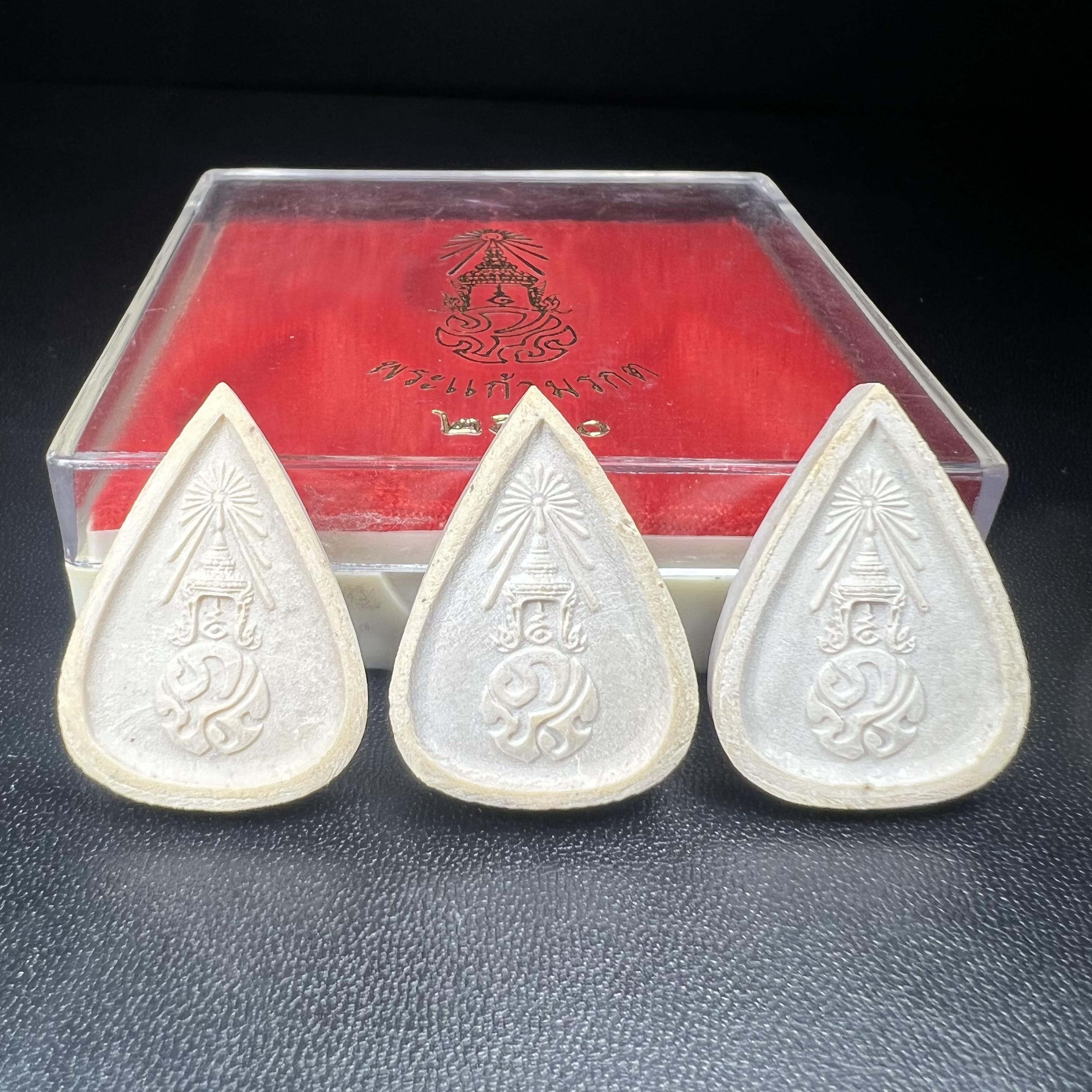 พระแก้วมรกต หลัง ภปร. เนื้อผง ปี2530 พระดี พิธีใหญ่ ประกอบพิธีพุทธาภิเษกพร้อมกับพิธีพระกริ่งปวเรศ ปี2530 วัดบวรนิเวศและวัดพระแก้ว(ครบชุดสามฤดูกล่องเดิมครบ)หายาก