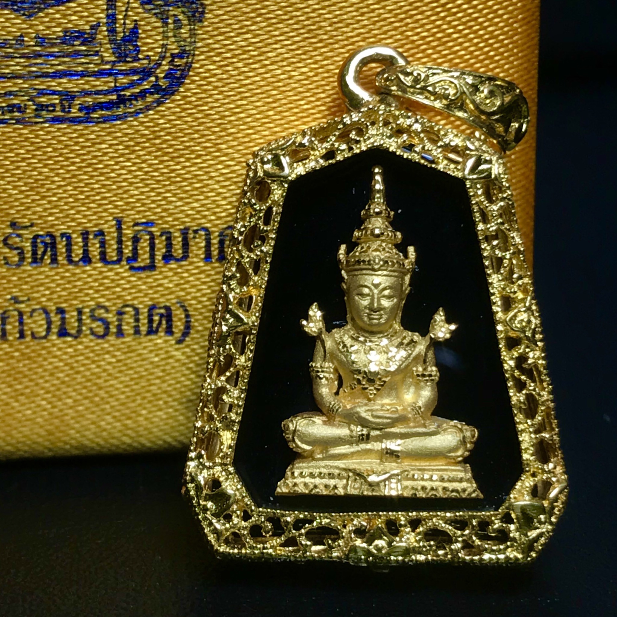 เหรียญพระแก้วมรกต(จำลอง)ทรงเครื่องฤดูร้อนแบบเจ็ดเหลี่ยม เนื้อทองคำ ด้านหลังตราสัญลักษณ์ฉลองสิริราชสมบัติครบ 60 ปี(1ใน1999องค์)(หายากมาก)