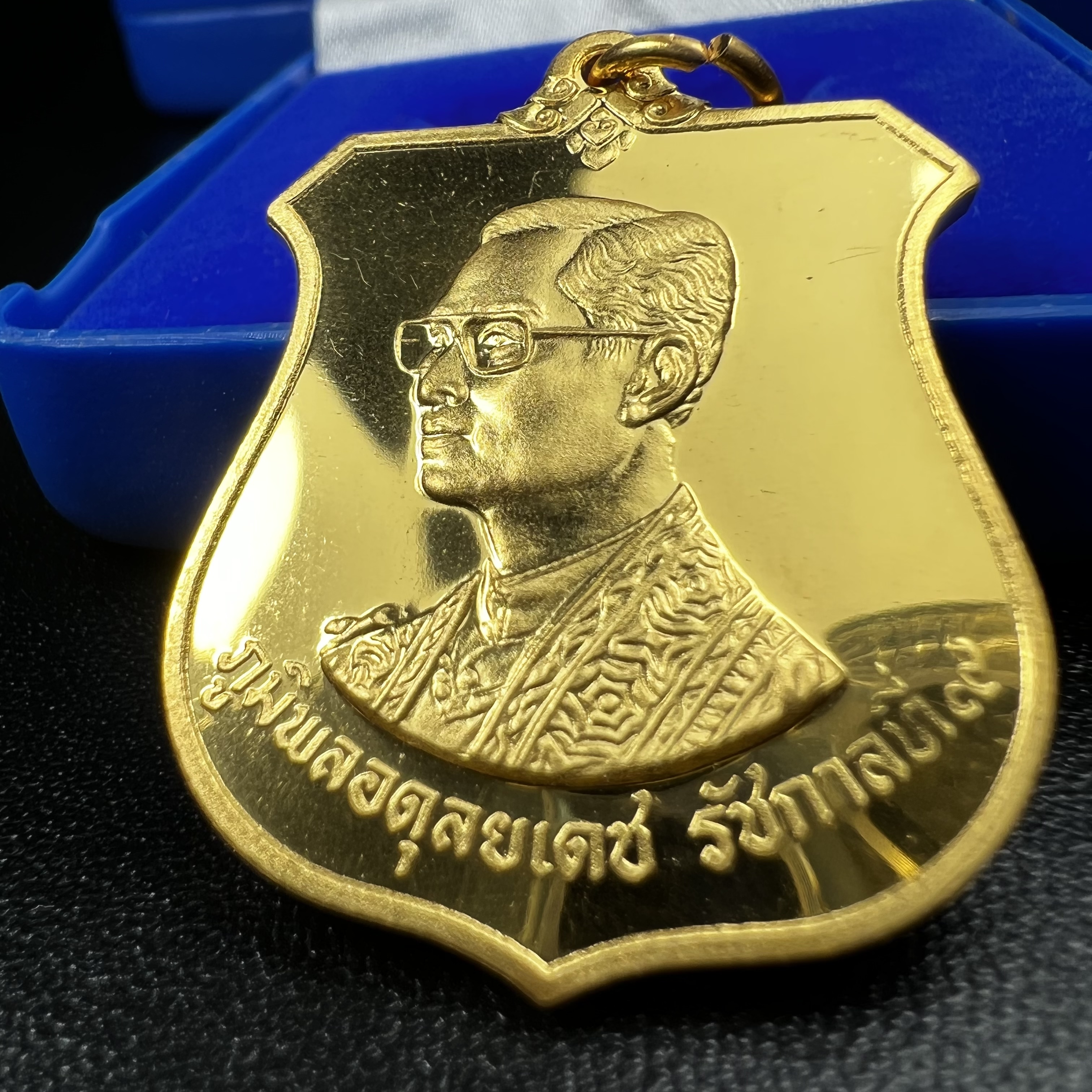 เหรียญมิ่งมหามงคล เฉลิมพระชนมพรรษา 6 รอบ72 พรรษา ในหลวงรัชกาลที่9 ปี 2542 เนื้อทองทิพย์ สภาพคัดสวยดุจทองคำซีนซองเดิมพร้อมกล่องบรรจุเดิม