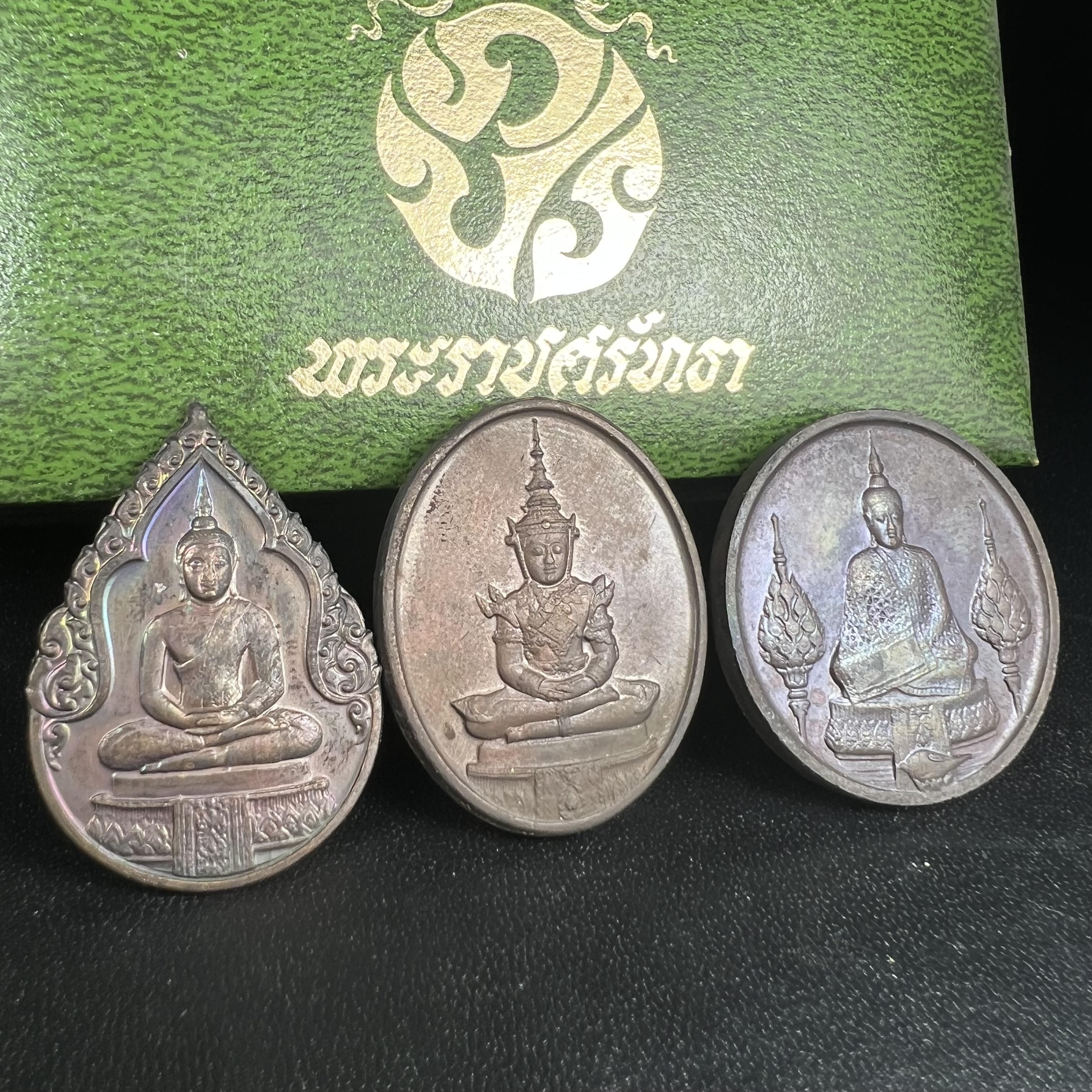 เหรียญพระแก้วมรกตหลัง ภปร. ฉลองกรุงรัตนโกสินทร์ครบ 200 ปี พ.ศ.2525 เนื้อทองแดงกล่องบรรจุเดิมครบ3พิมพ์(บล็อกพระราชศรัธา)(ในหลวงรัชกาลที่9 เสด็จในพิธี)พระคู่บ้านคู่เมือง...พระดี...พิธีใหญ่