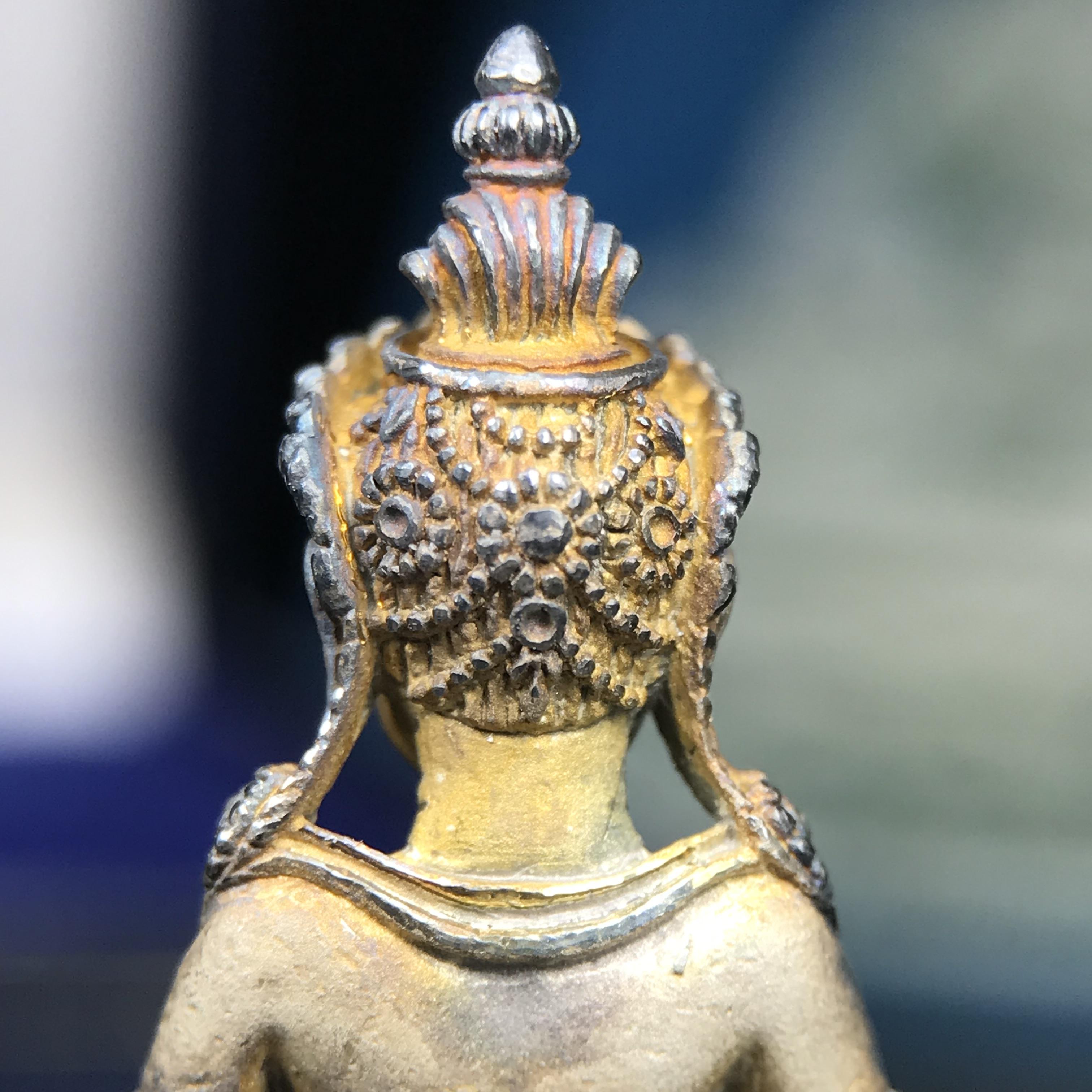 พระกริ่งอวโลกิเตศวร ( เจ้าแม่กวนอิม ) วัดโพธิ์แมนคุณาราม รุ่นอุดมโภคทรัพย์ พ.ศ.2539 เนื้อเงินพ่นทราย(ผิวเดิม ขึ้นสีรุ้งธรรมชาติ แบบนิยม เสน่ห์ของพระเนื้อเงิน) (พร้อมกล่องบรรจุการ์ดใบรับรองเดิมครบ)(อีกหนึ่งรุ่นยอดนิยม พุทธศิลป์สวยงดงาม)หายาก 1 ใน 5000 องค์