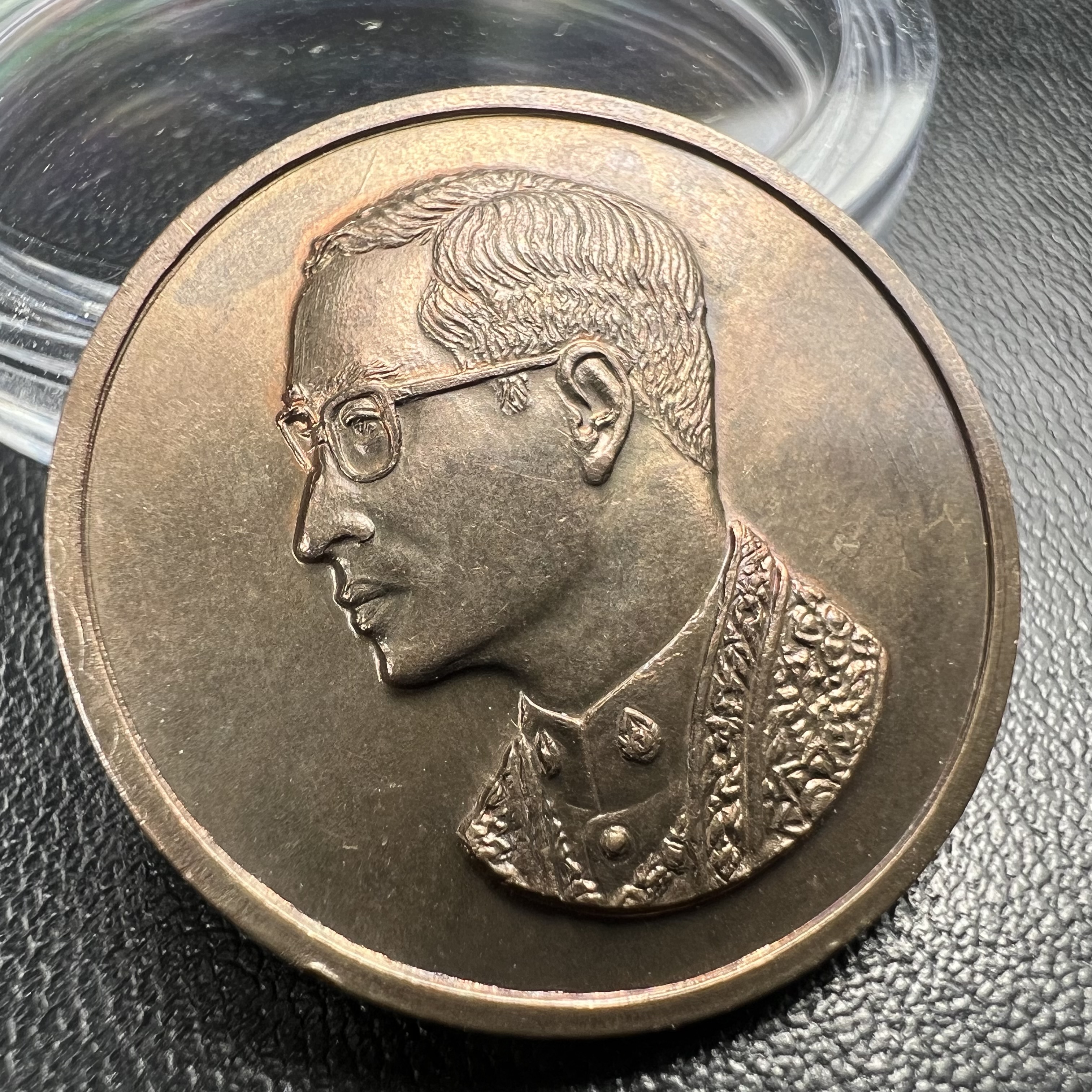 เหรียญพระบรมรูปคุ้มเกล้า รพ.ภูมิพล ปี2522 เนื้อนวโลหะ คัดสภาพสวย(ในหลวงรัชกาลที่9 ทรงจุดไฟพระฤกษ์และเททอง พิธีใหญ่)ยอดนิยม