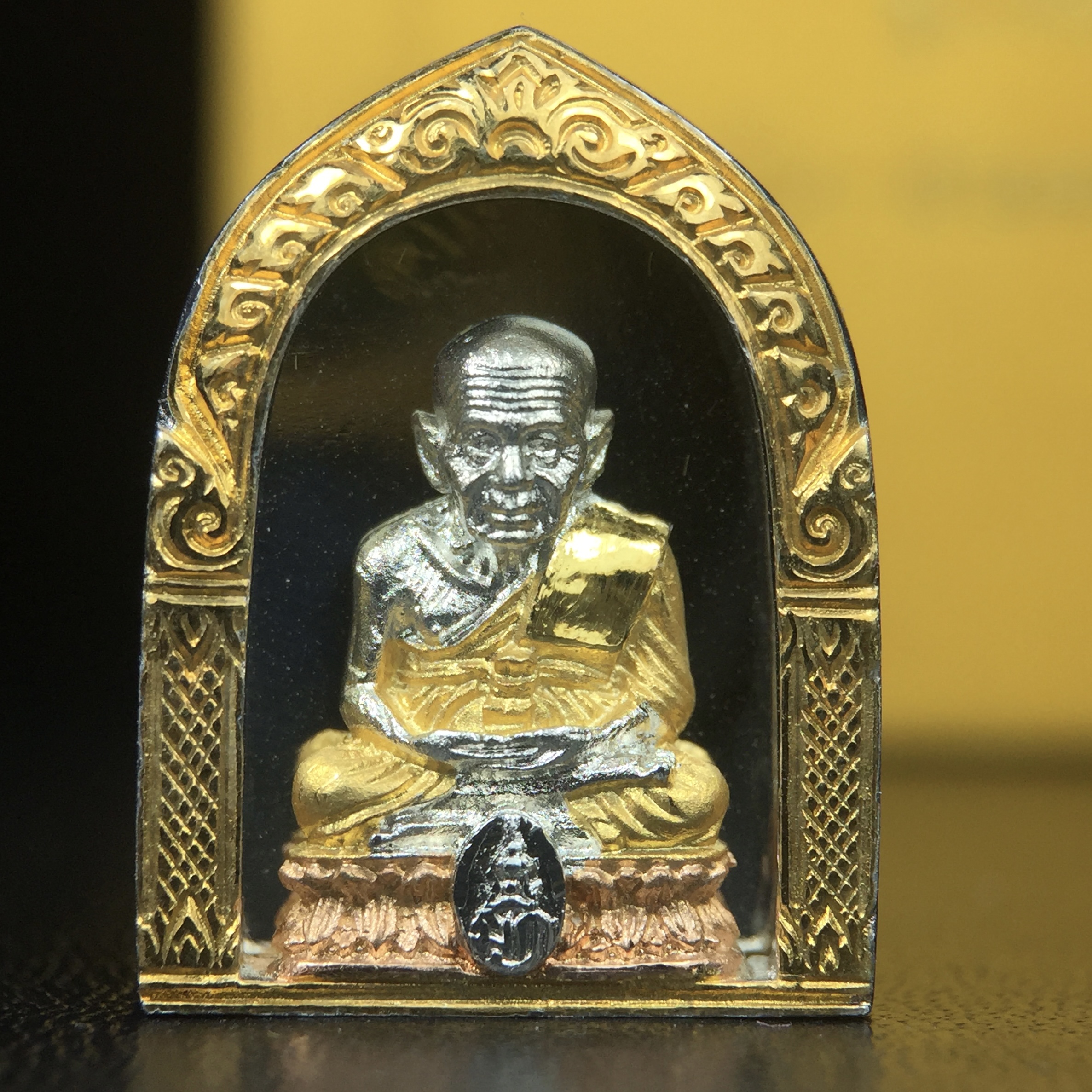 สมเด็จหลวงปู่ทวด วัดช้างให้ รุ่น เฉลิมพระเกียรติ ตราสัญลักษณ์ มวก. พิมพ์ซุ้มกนกเนื้อเงิน-สามกษัตริย์ ปี 2544 พิธีพุทธาภิเษกใหญ่ ณ อุโบสถวัดช้างให้และอุโบสถวัดพระศรีรัตนศาสดาราม ( วัดพระแก้ว )โดยนิมนต์เกจิชื่อดังสายใต้ทั้งหมดจำนวน 108 รูป