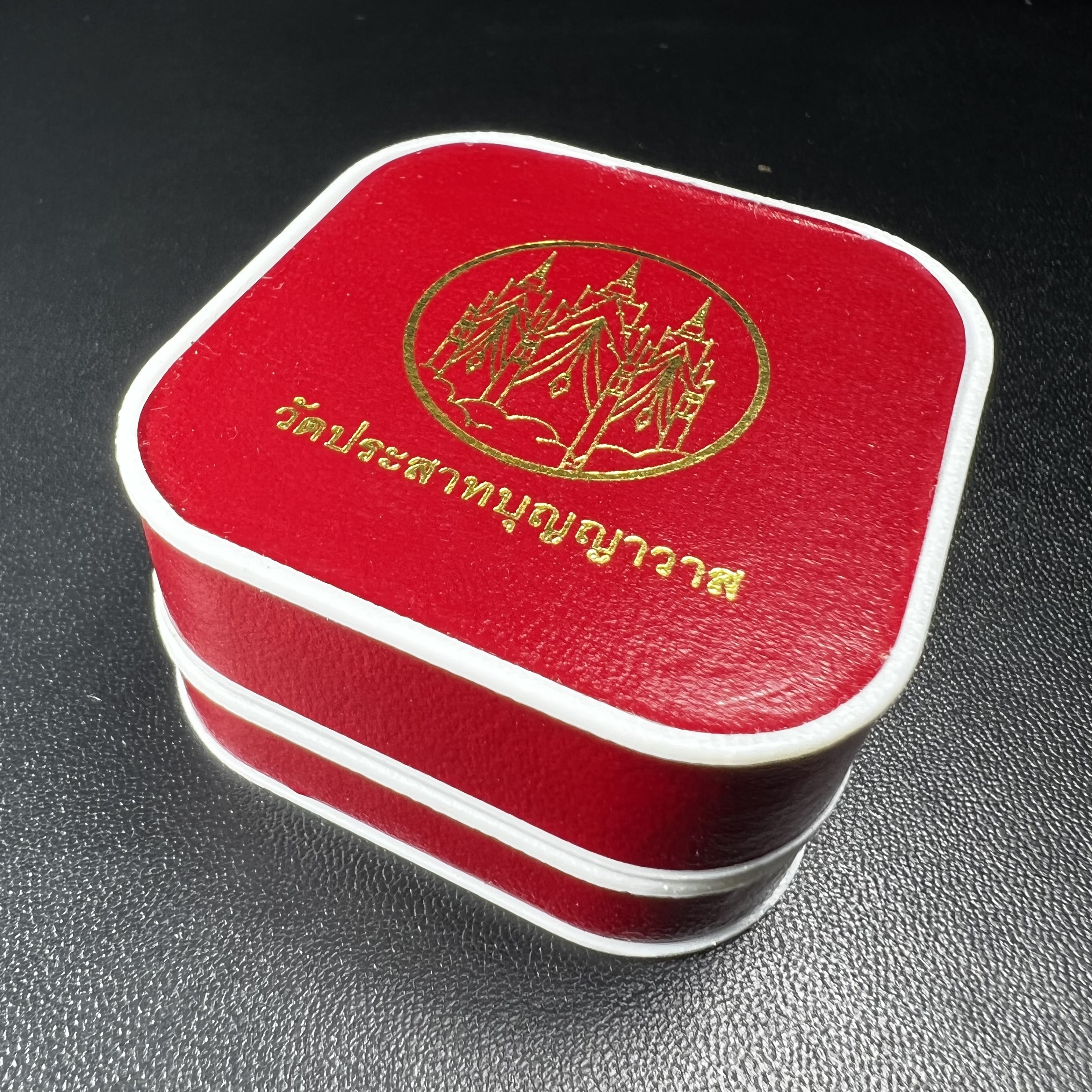 เหรียญหลวงพ่อทวด รุ่นมงคลบารมี วัดประสาทบุญญาวาส ปี 2545 เนื้อเงินสามกษัตริย์ พิมพ์ทรงรูปไข่เล็ก(ขนาด 2.0*1.8 ซม.)ฉลุลายฉากพี้นหลังสีทองสวยงาม ตอกโค๊ตมีหมายเลข พร้อมกล่องบรรจุเดิม