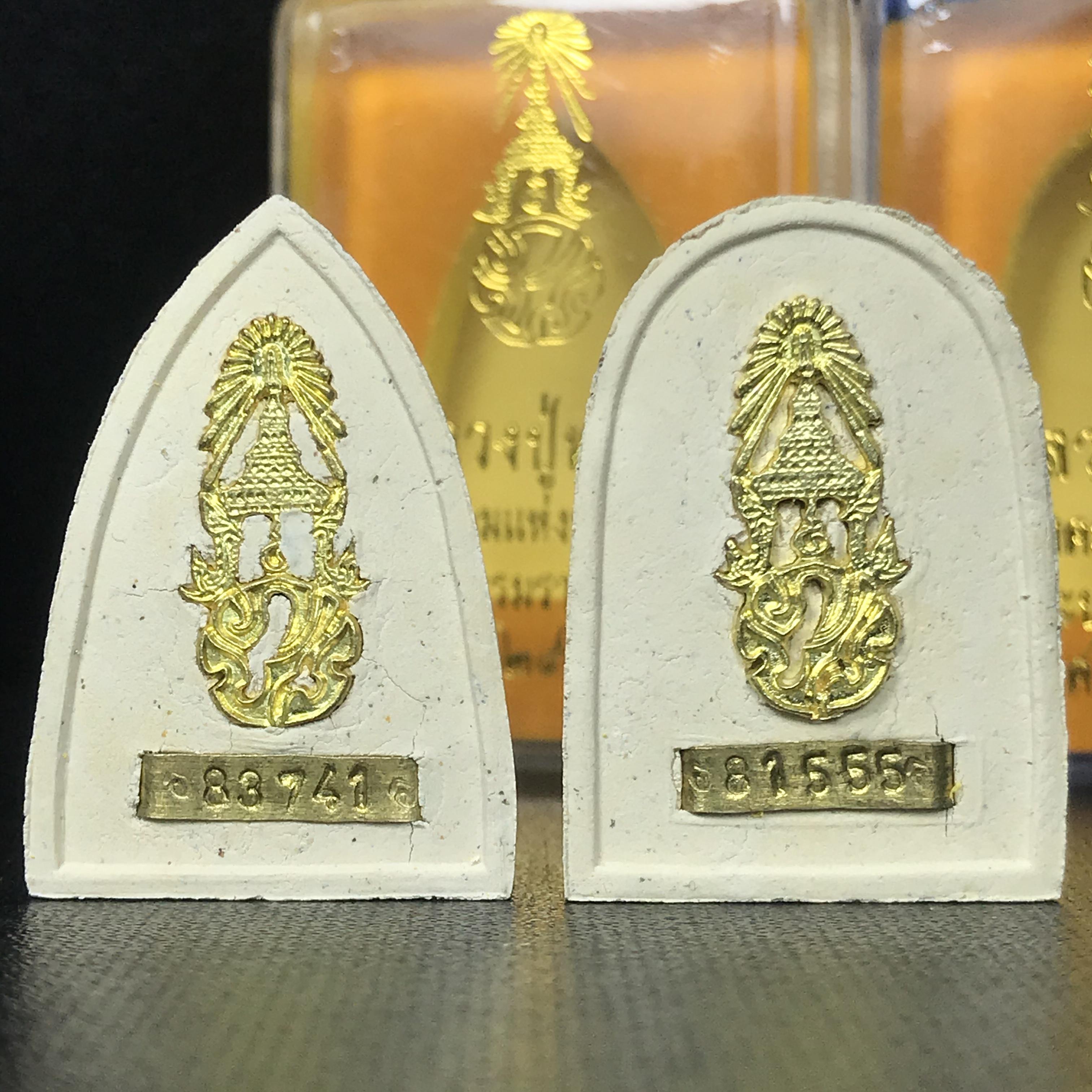 พระหลวงปู่ทวด ภปร.ปี2547 (เนื้อพิเศษกรรมการ)ทรงกลีบบัวและทรงกลีบขนุน เนื้อผงสมเด็จฯ(โรยผงตะไบ ชนวนเก่า) พร้อมกล่องบรรจุเดิม(หายาก)