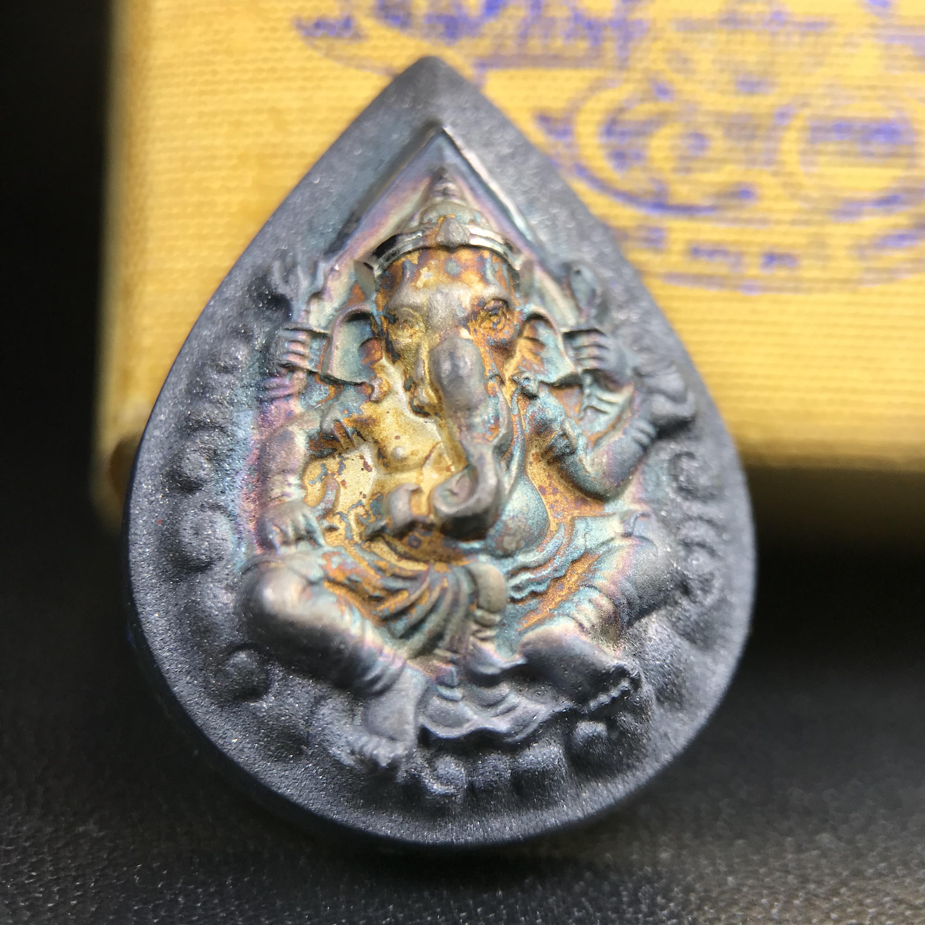 เหรียญพระพิฆเนศวร ญสส. ชุดกาญจนาภิเษกครองราชย์ 50 ปี พุทธศักราช 2538 พิมพ์ใหญ่(2.9 ซม.) เนื้อเงินผิวเดิมกลับดำขึ้นสีรุ้งเข้มขลังงดงามธรรมชาติสร้างสรรค์ สภาพสวยเดิมพร้อมกล่องบรรจุเดิม ตอกโค๊ดหมายเลขกำกับ(1ใน 5539องค์)สี สวย แบบ นิยม หายาก