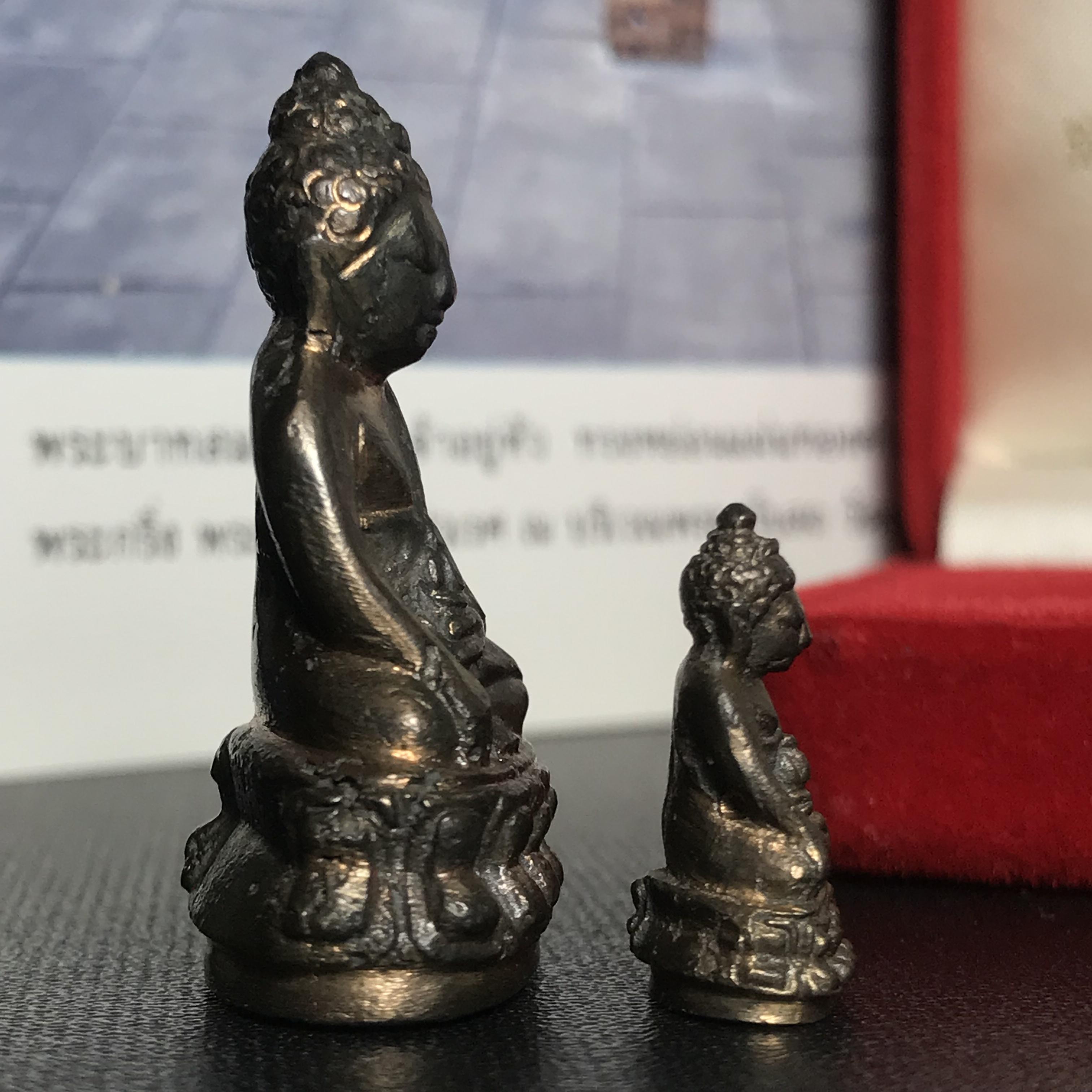 พระกริ่ง-พระชัยวัฒน์ ปวเรศ ปี2530 วัดบวรนิเวศราชวรวิหาร(ในหลวง ร.9 เสด็จเททอง)(บรรจุเส้นเกศาในหลวงรัชกาลที่9)พร้อมสูจิบัตรเดิมตอนจัดสร้าง