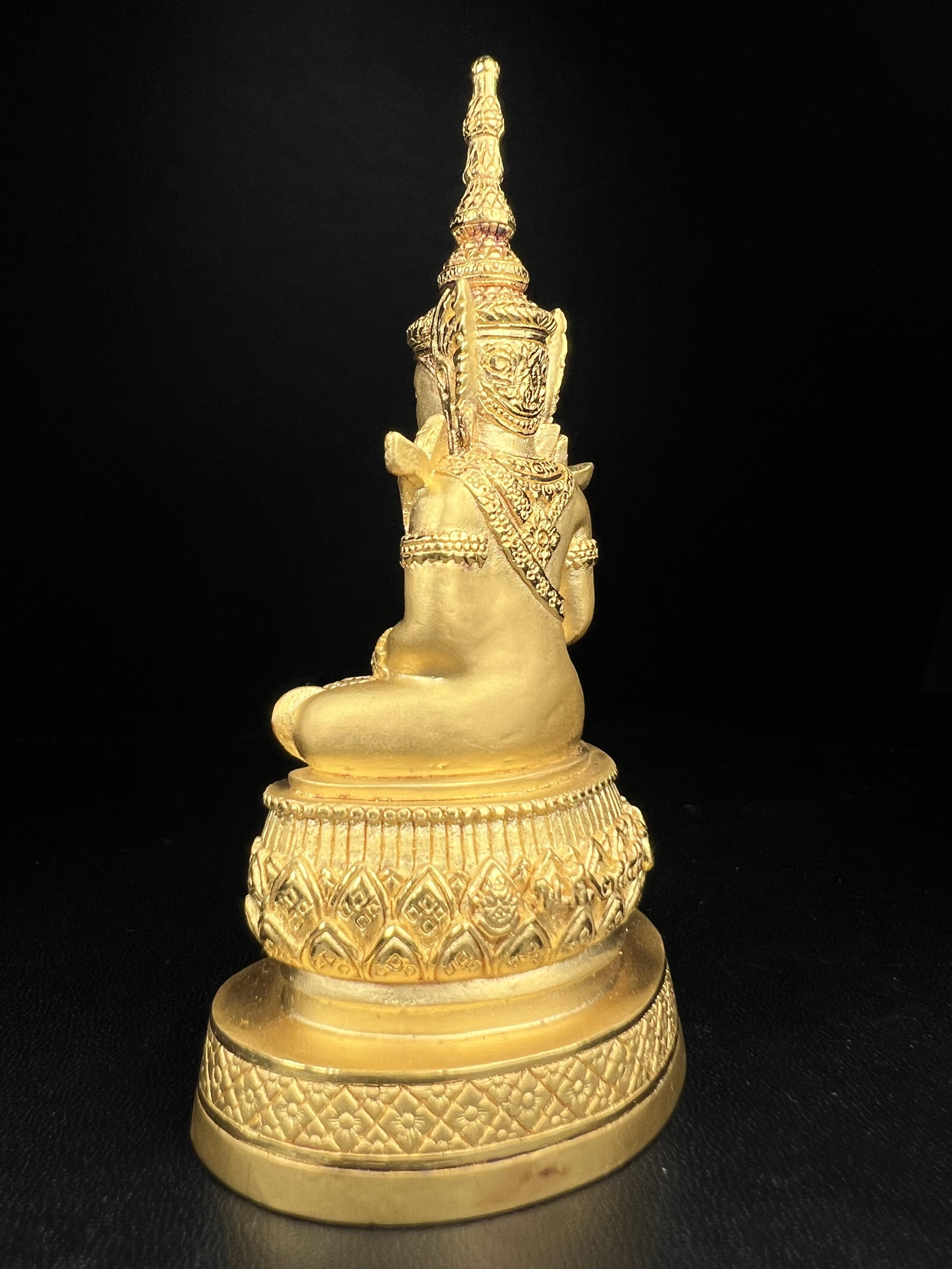 พระแก้วมรกต ภปร.(รุ่นแรก)ปี2545 รุ่นฉลองกรุงรัตนโกสินทร์ครบ 220 ปี หล่อลอยองค์ เนื้อทองคำบริสุทธิ์99.99% ขนาดบูชา 50*90 มม.(องค์หมายเลข ๗๘๙)(เลขมังกร 789 พลังแห่งความ มั่งคั่ง ร่ำรวย อำนาจ บารมี)สุดยอดมงคลแผ่นดินที่ควรเก็บรักษา บูชาเป็นมงคลชีวิต(หายากมาก)