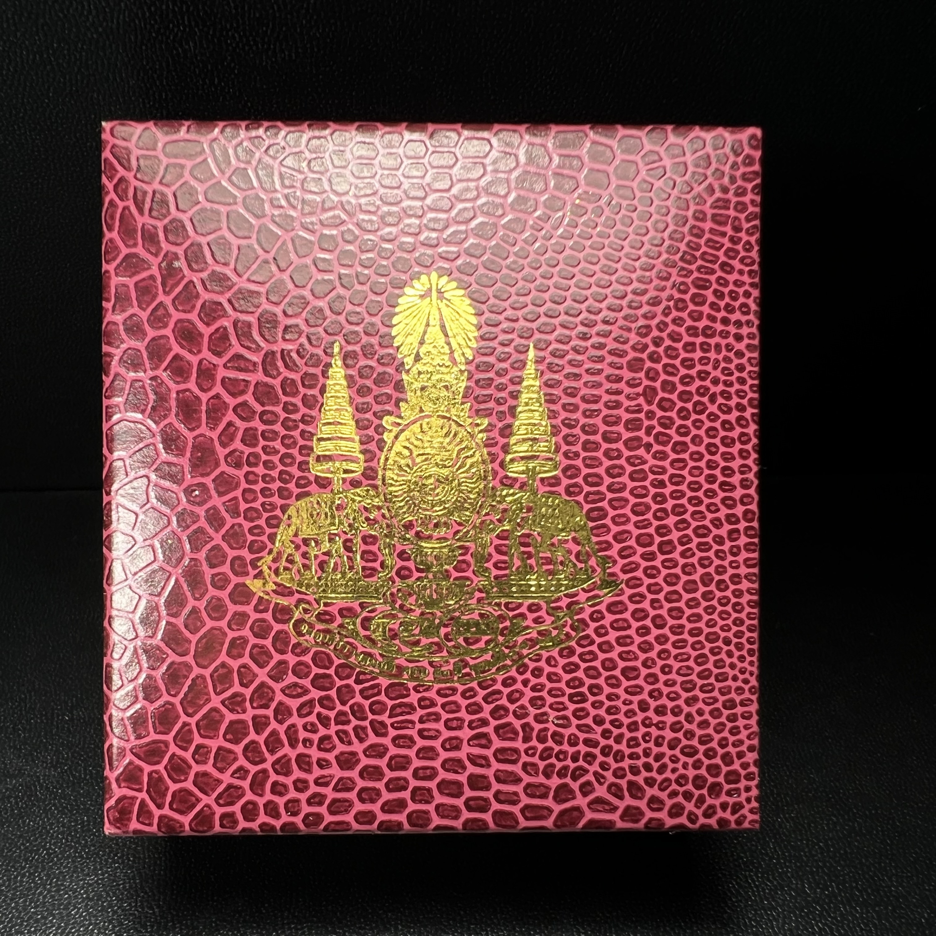 รูปเหมือนสมเด็จพระพุฒาจารย์ (โต พรหมรังสี)วัดใหม่อมตรส บางขุนพรหม ปี2540 รุ่นกาญจนาภิเษก จัดสร้างในวโรกาสที่รัชกาลที่ 9 ทรงครองสิริราชสมบัติ ครบ 50ปี ลอยองค์พิมพ์ใหญ่ เนื้อเงินบริสุทธิ์ 99.9% แบบชุบสามกษัตริย์ขัดเงาบางส่วน พร้อมกล่องบรรจุเดิมครบ