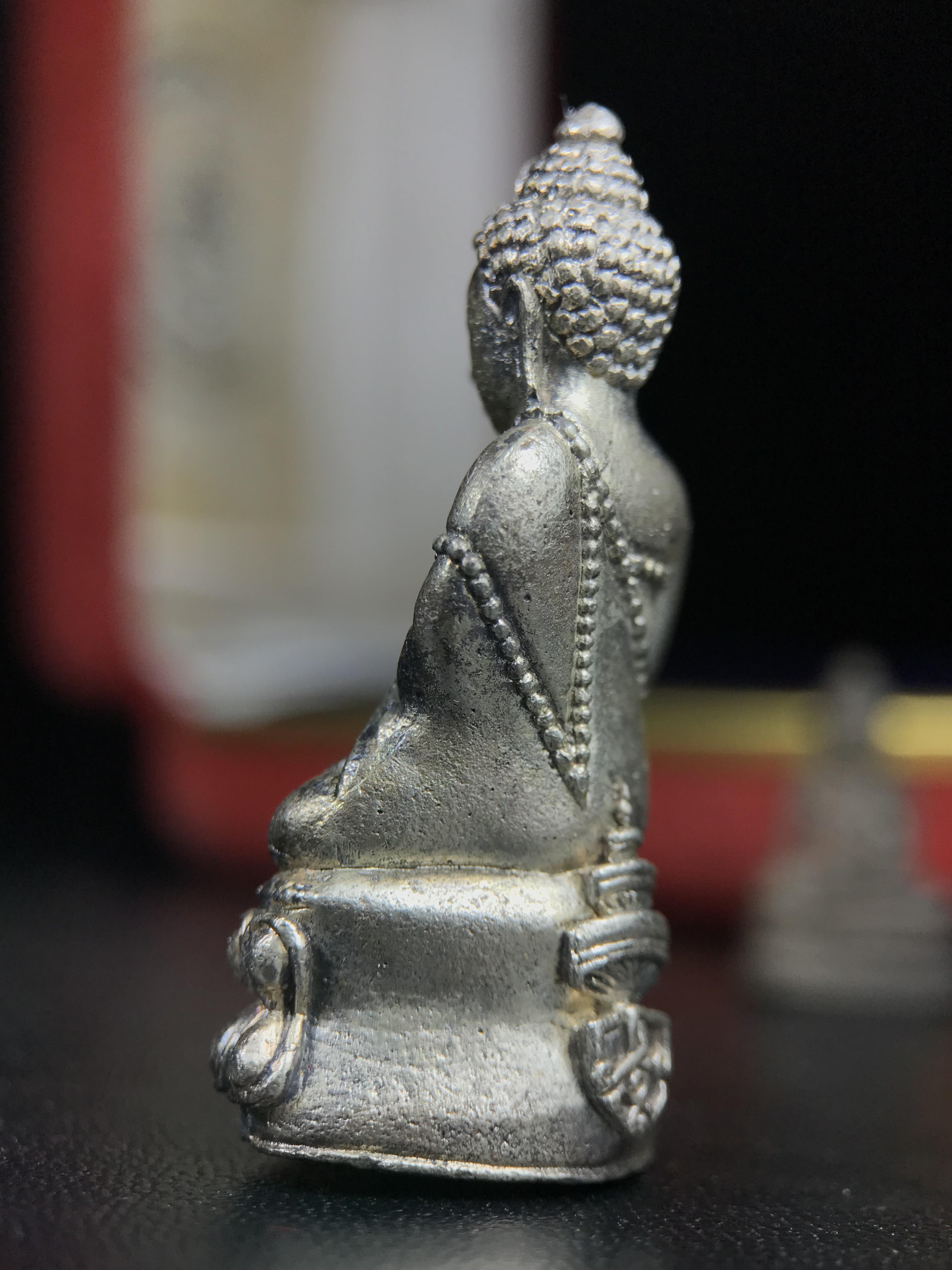 พระกริ่งฉลองพระชนมายุครบ 7 รอบ 84 พรรษา สมเด็จพระสังฆราช(วาสน์) วัดราชบพิธ พ.ศ.2525 เนื้อเงิน ผิวเดิมขึ้นน้ำทองสภาพสวยมาก ในกล่องชุดพิเศษกรรมการ พร้อมพระชัยวัฒน์ เนื้อนวโลหะ ครบชุดสมบูรณ์(งานแกะแม่พิมพ์โดย นายช่างเกษม มงคลเจริญ)(หายาก)