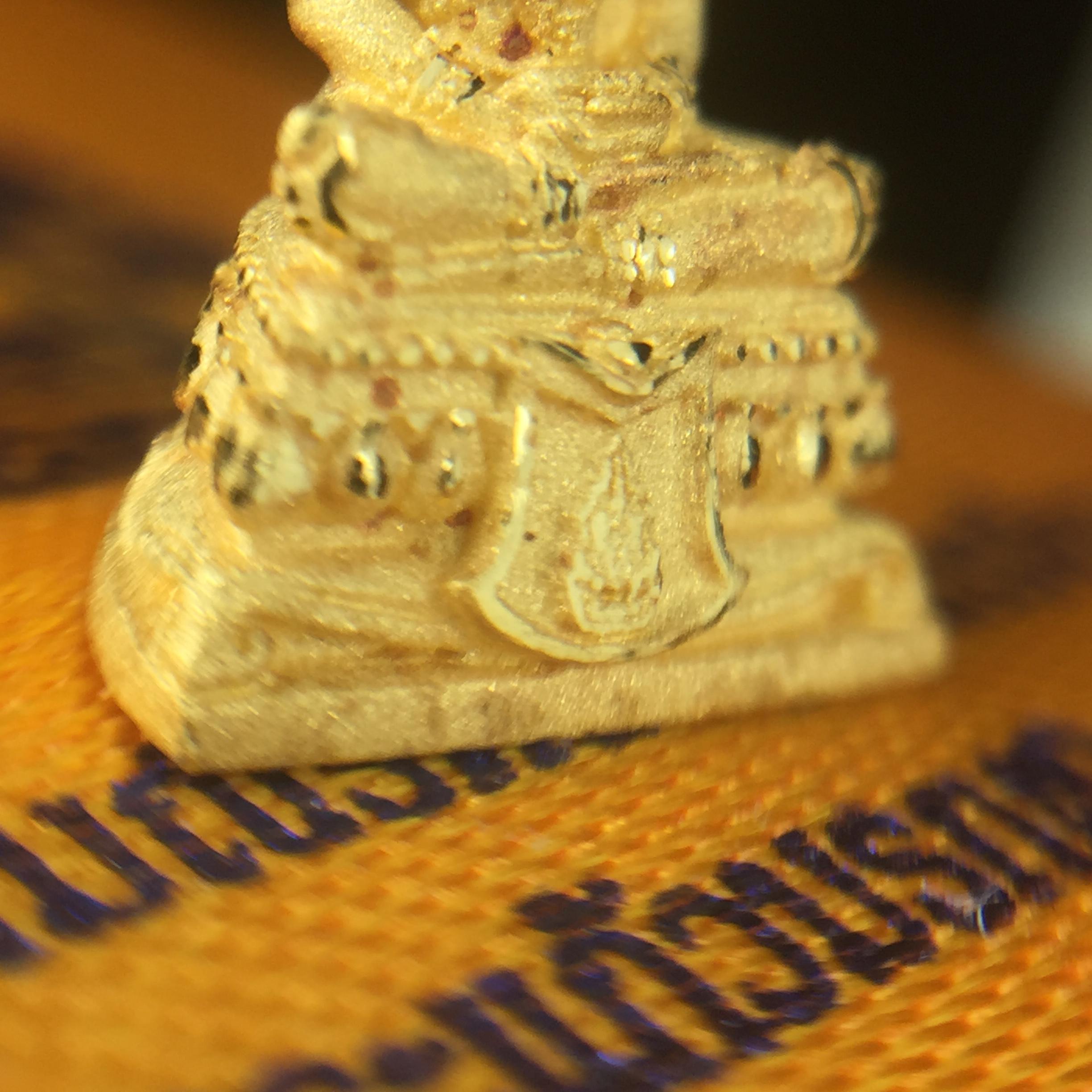 พระแก้วมรกต(จำลอง)ลอยองค์ ขนาดหน้าตัก 1/4 นิ้ว(พิมพ์เล็ก) ทรงเครื่องฤดูร้อน เนื้อทองคำ ตราสัญลักษณ์ฉลองสิริราชสมบัติครบ 60 ปี พ.ศ.2549 (สวย กล่องการ์ดใบรับรอง ครบสมบูรณ์)