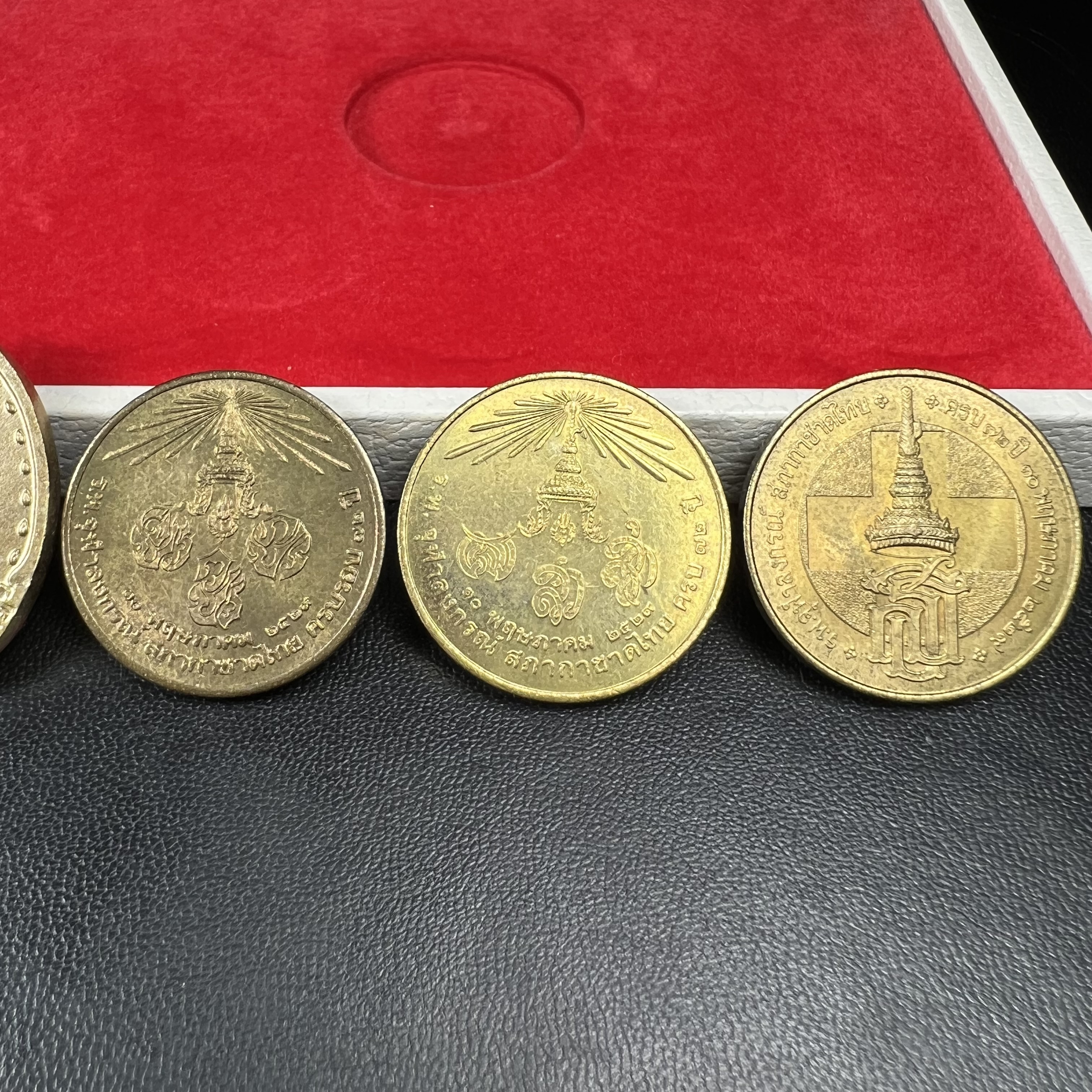 ชุดที่ระลึกครบ 72 ปี โรงพยาบาลจุฬาลงกรณ์ สภากาชาดไทย 30 พฤษภาคม พ.ศ.2529(ในหลวงรัชกาลที่9เสด็จในพิธี)พระดี พิธีใหญ่ มวลสารเส้นเกศาในหลวงรัชกาลที่ 9 ประกอบพิธีพุทธาภิเษกพร้อมกับพิธีพระกริ่งปวเรศ ปี2530 วัดบวรนิเวศและวัดพระแก้ว