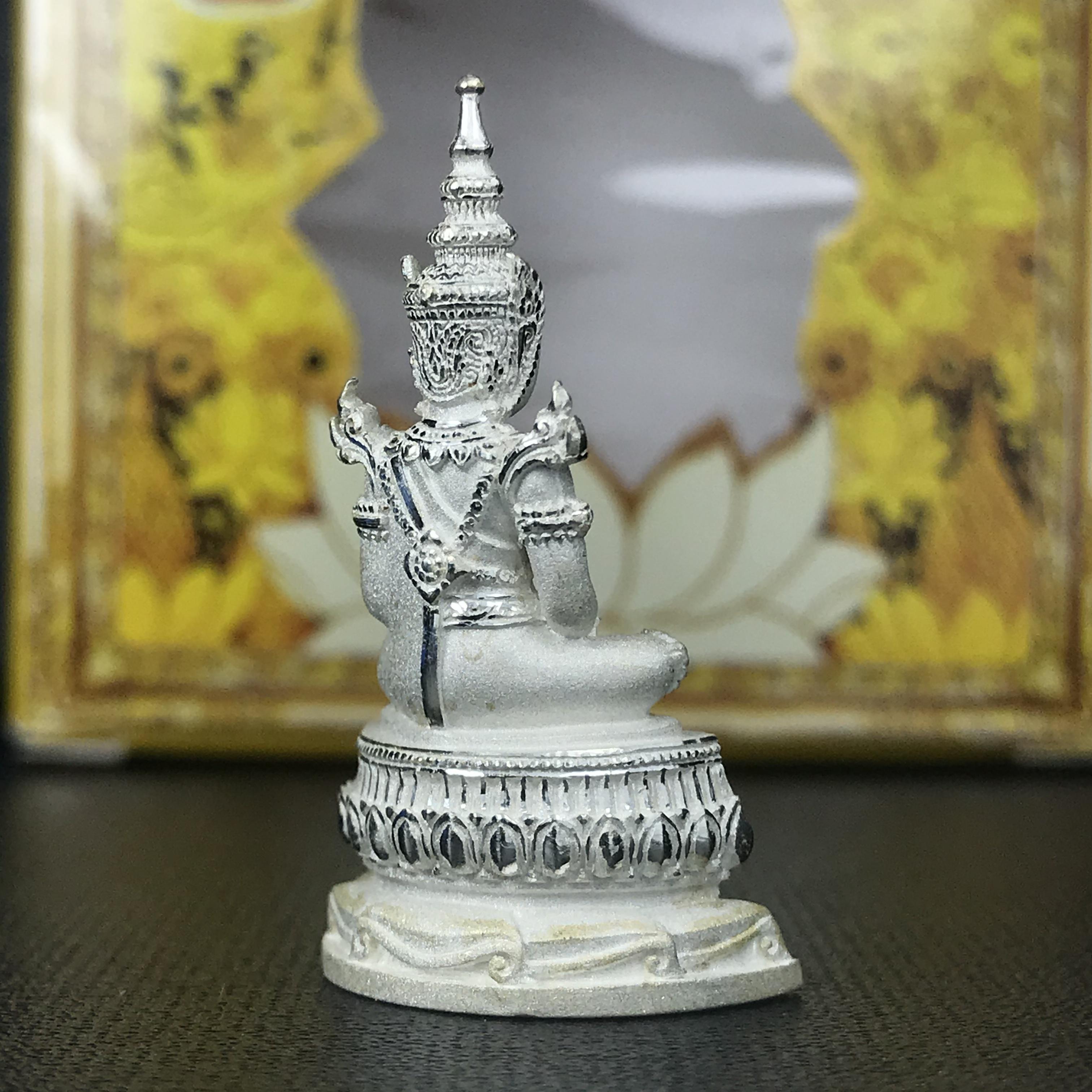 พระแก้วมรกต(จำลอง)ลอยองค์ ขนาดหน้าตัก 1/2 นิ้ว ทรงเครื่องฤดูร้อน เนื้อเงิน ตราสัญลักษณ์ฉลองสิริราชสมบัติ ครบ 60 ปี พ.ศ.2549(สภาพสวย ครบ สมบูรณ์))