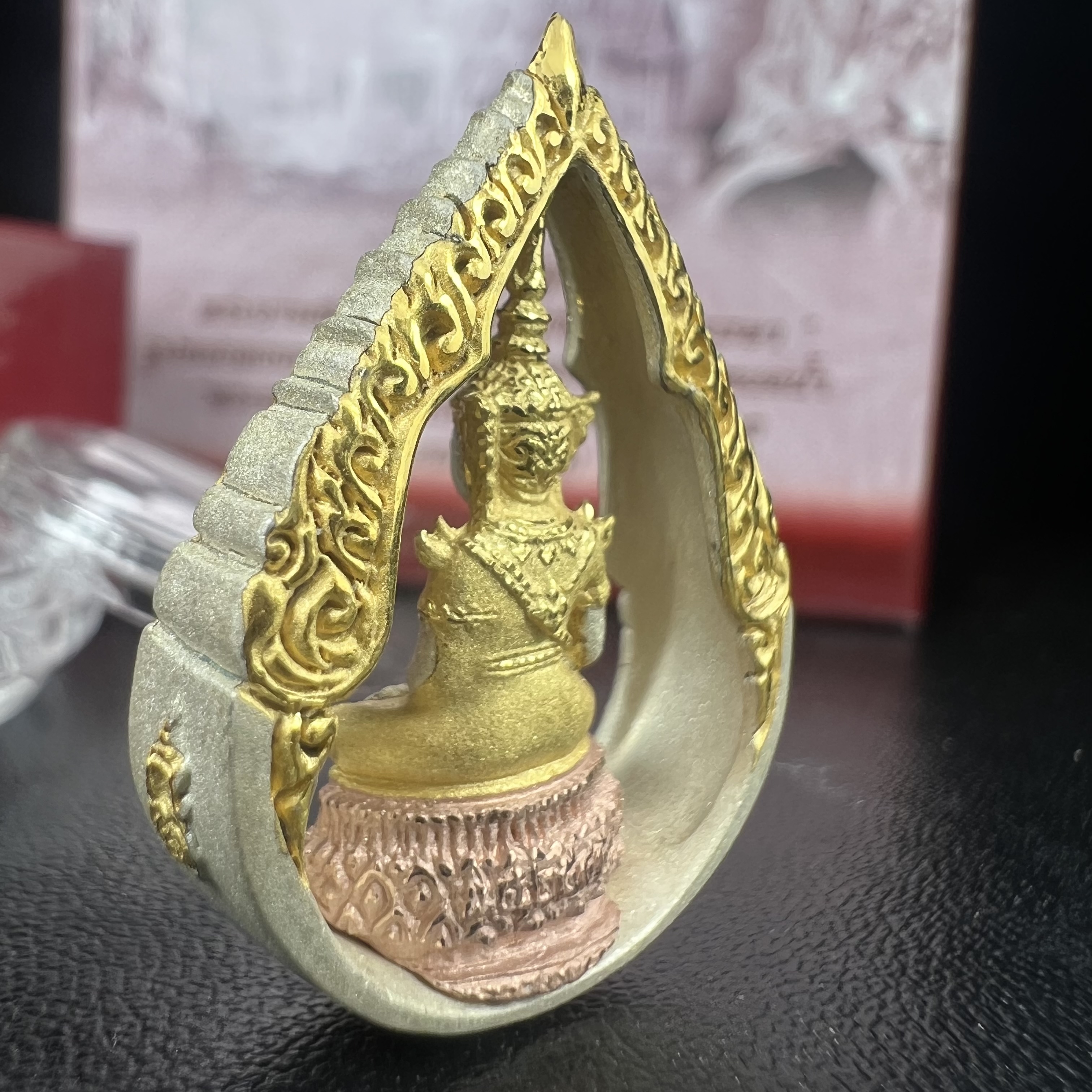 พระแก้วมรกต ภปร.(รุ่นแรก) ปี2545 รุ่นฉลองกรุงรัตนโกสินทร์ครบ 220 ปี พิมพ์ลอยองค์ทรงหยดน้ำ เนื้อเงินบริสุทธิ์ 92.5% (สามกษัตริย์) ขนาด 18*27 มม. พร้อมกล่องบรรจุเดิม สวยครบสมบูรณ์