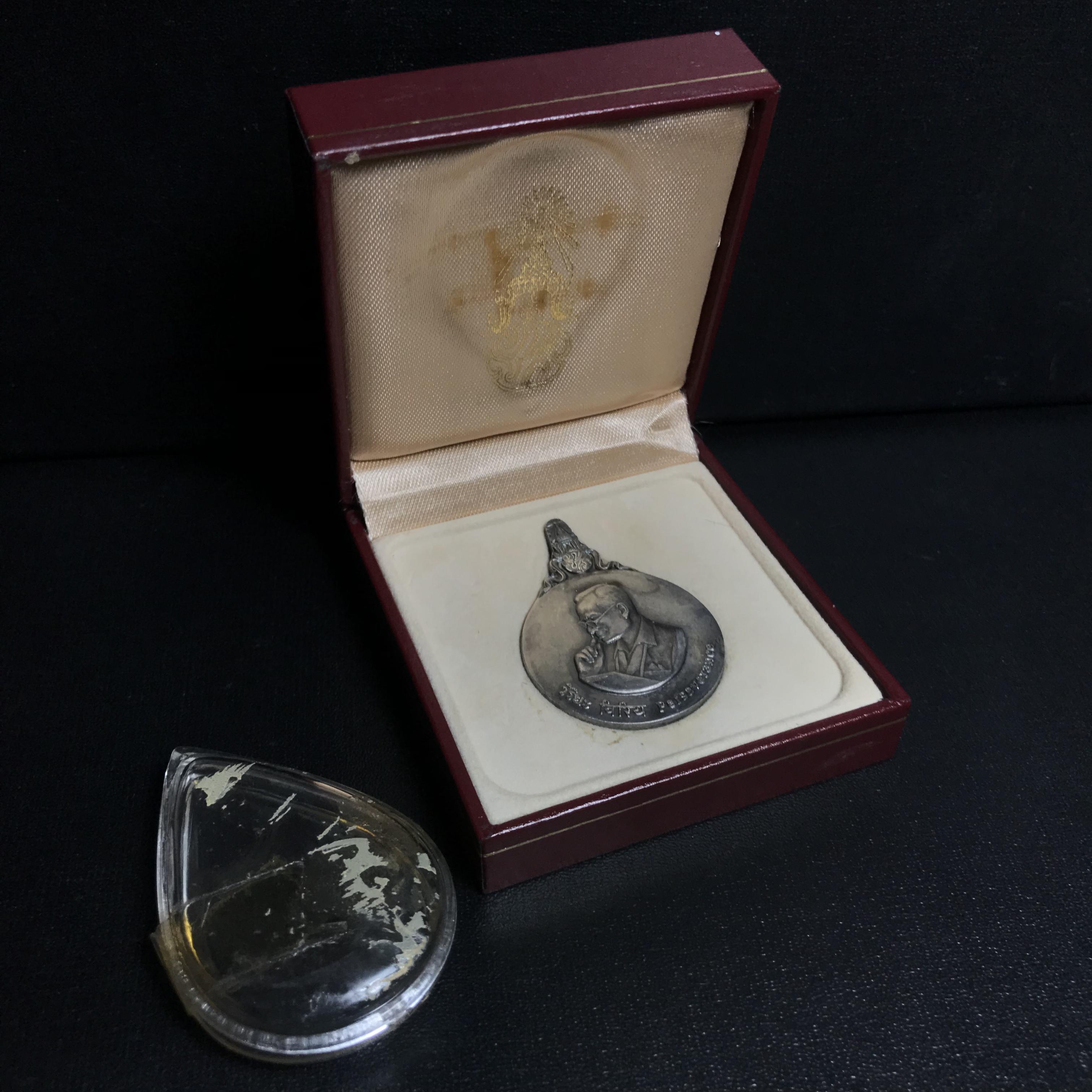 เหรียญพระมหาชนก ปี2539(รุ่นแรก) เนื้อเงิน พิมพ์ใหญ่บล็อกนิยมหายากสุดในรุ่น(วงเดือน คอจุด) ผิวเดิมสีรุ้งธรรมชาติแบบนิยม พร้อมหนังสือสภาพสวยครบชุด