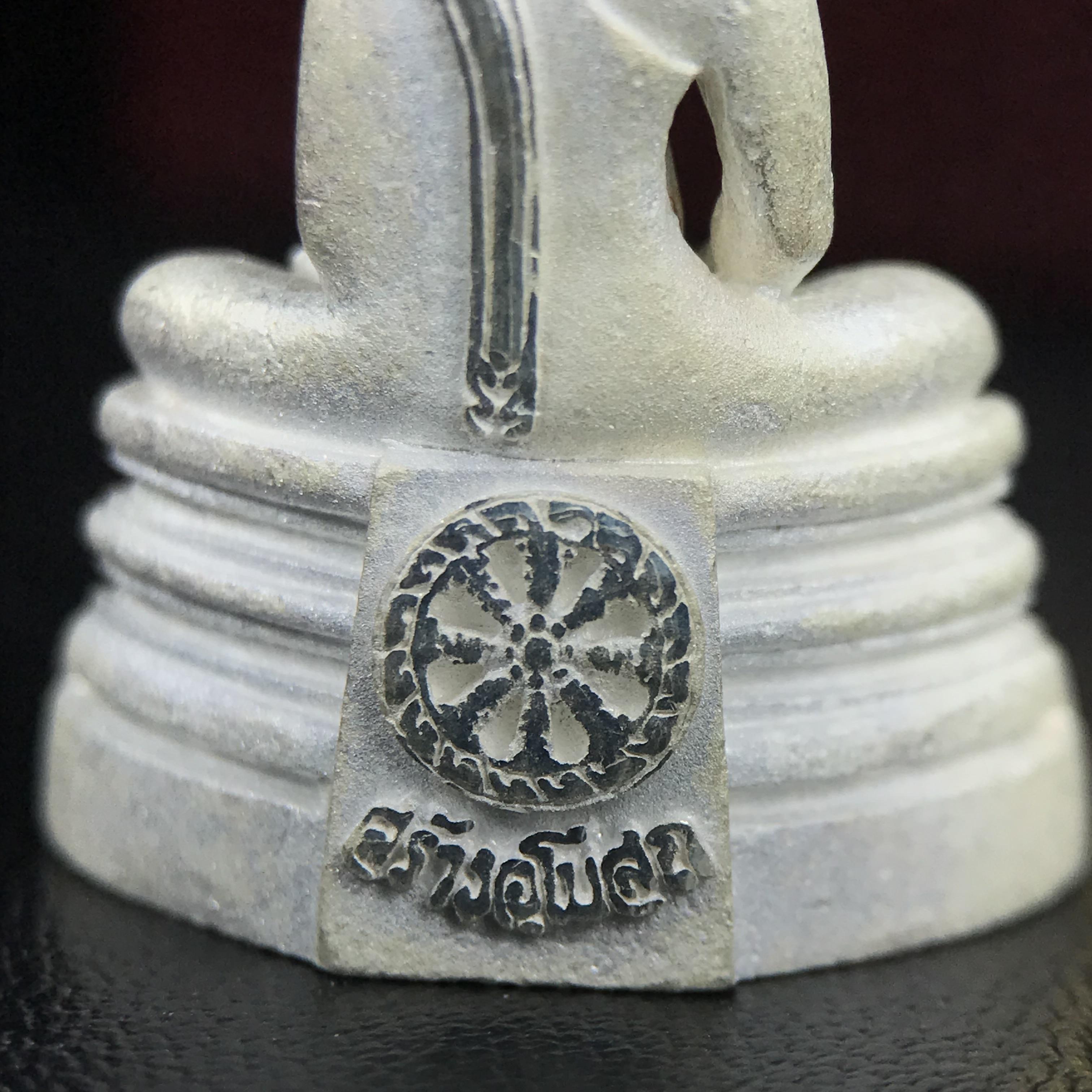 พระพุทธโสธร(หลวงพ่อโสธร) รุ่นสร้างอุโบสถ ปี2539 เนื้อเงินทรายนวลขัดเงาบางส่วน ลอยองค์พิมพ์ใหญ่ สภาพสวยกล่องบรรจุเดิมครบสมบูรณ์(งานแพรนด้า จิวเวลรี่)สวยงดงาม