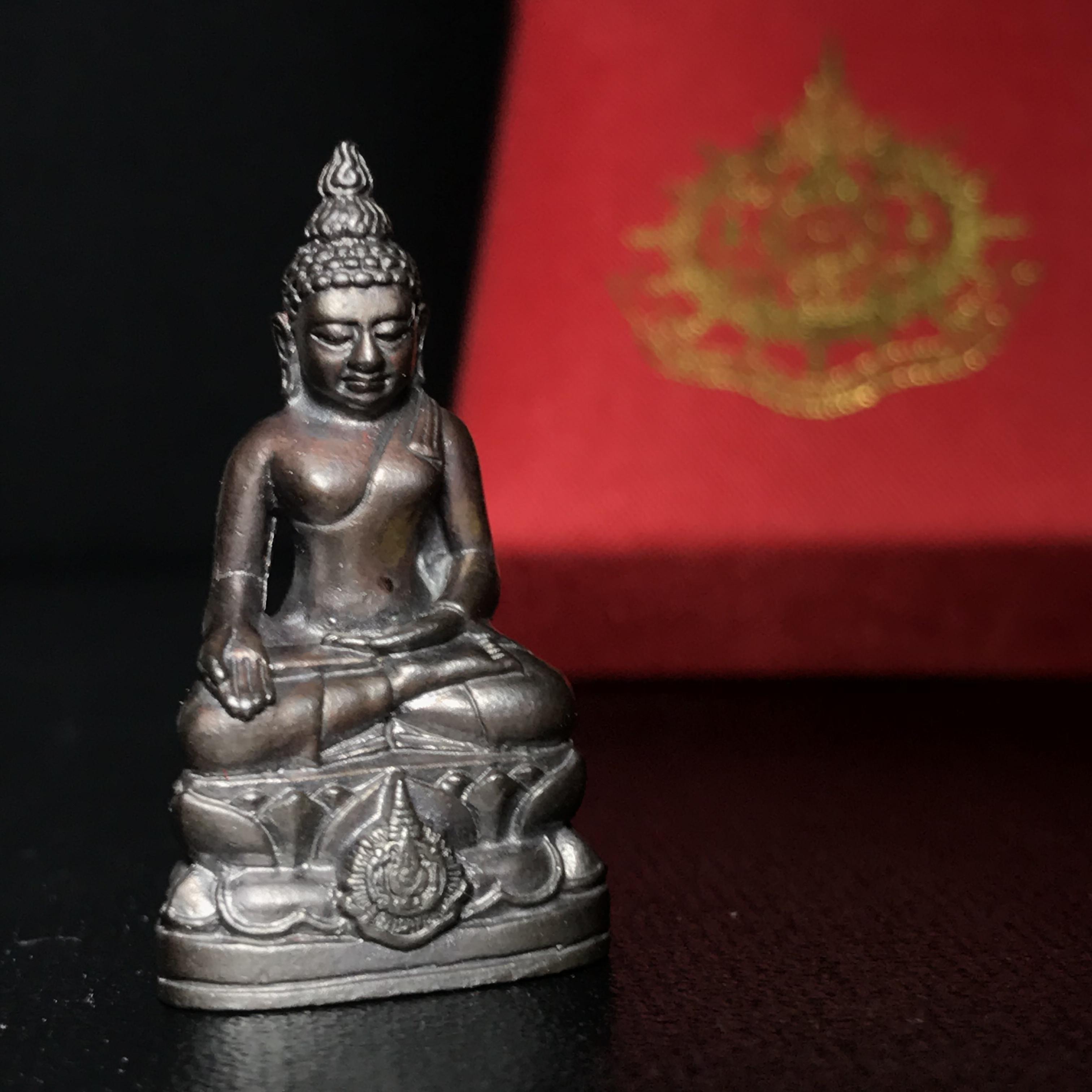 พระกริ่งไพรีพินาศ เฉลิมพระเกียรติ พระบาทสมเด็จพระเจ้าอยู่หัวรัชกาลที่9 พระชนมพรรษา 6 รอบ ปี2542 เนื้อนวโลหะผสมทองคำ(บรรจุเหล็กไหล)ดีนอก-ดีใน