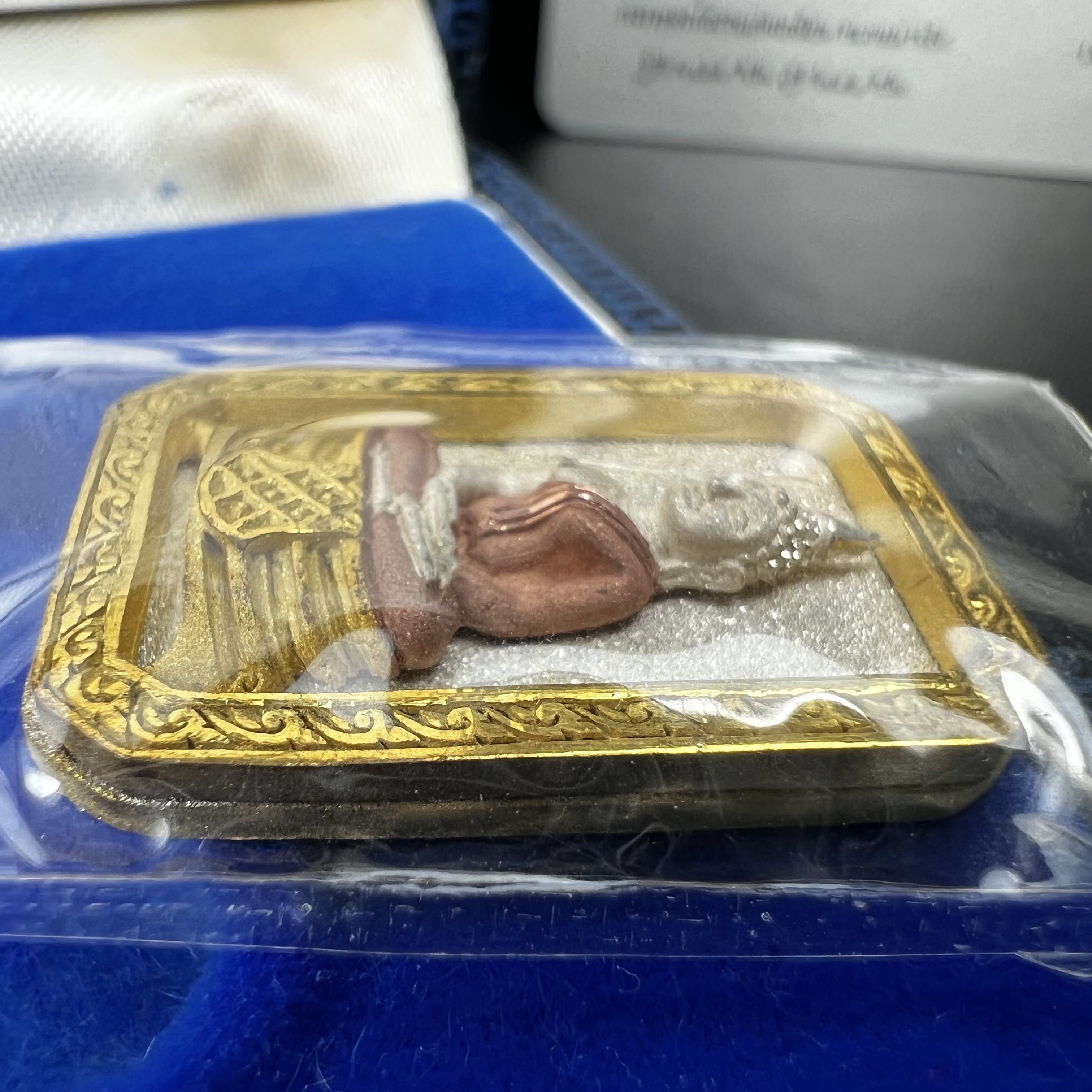 พระพุทธโสธร(หลวงพ่อโสธร) รุ่นสร้างอุโบสถ ปี2539 เนื้อเงินสามกษัตรย์ พิมพ์แปดเหลี่ยม(หายาก) สภาพสวยผิวเดิมซีนซองเดิมกล่องบรรจุการ์ดใบรับรองเดิมครบสมบูรณ์