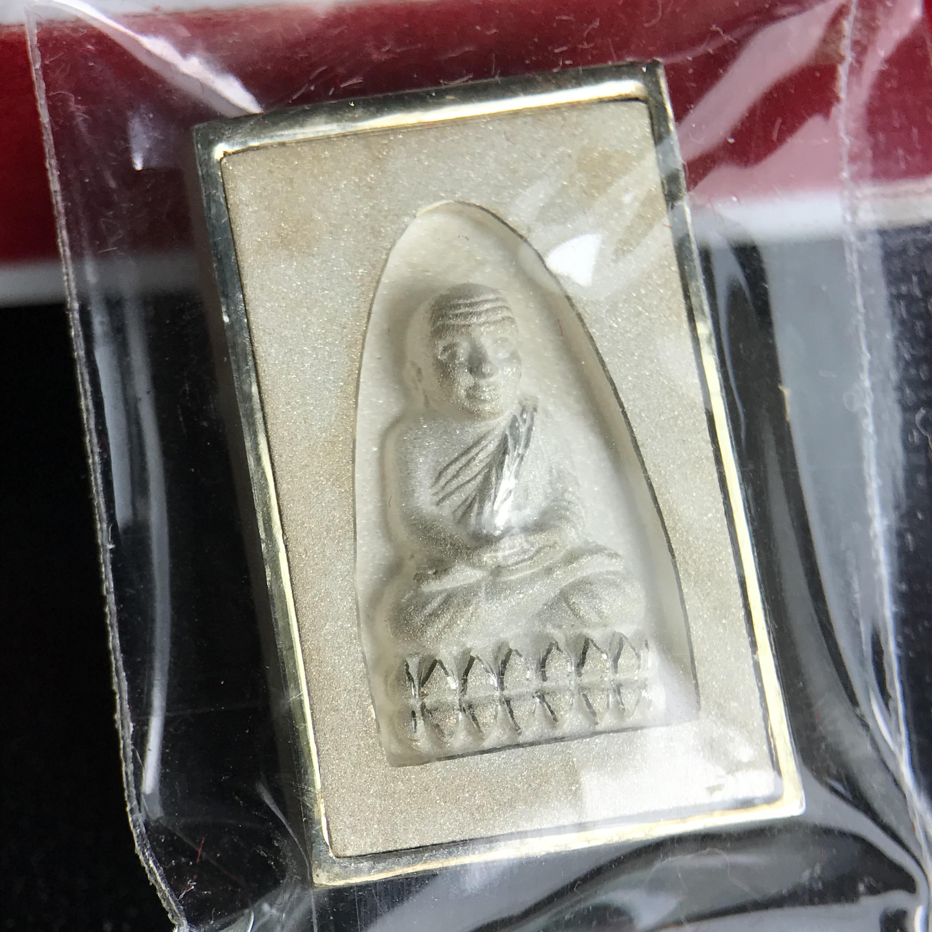 หลวงปู่ทวด รุ่นฉลองกรุงรัตนโกสินทร์ ๒๒๐ ปี วัดประสาทบุญญาวาส ปี 2545 เหรียญรูปเหมือนหลวงพ่อทวดด้านหลังพระหลวงพ่อทวดพิมพ์เตารีด เนื้อเงิน พ่นทราย ขัดเงาบางส่วน ขนาด 1.3 X 2 ซม. พุทธาภิเษกใหญ่ 3วาระ สภาพสวยซีนซองเดิมกล่องบรรจุเดิมครบสมบูรณ์(องค์หมายเลข ๙๒๑)