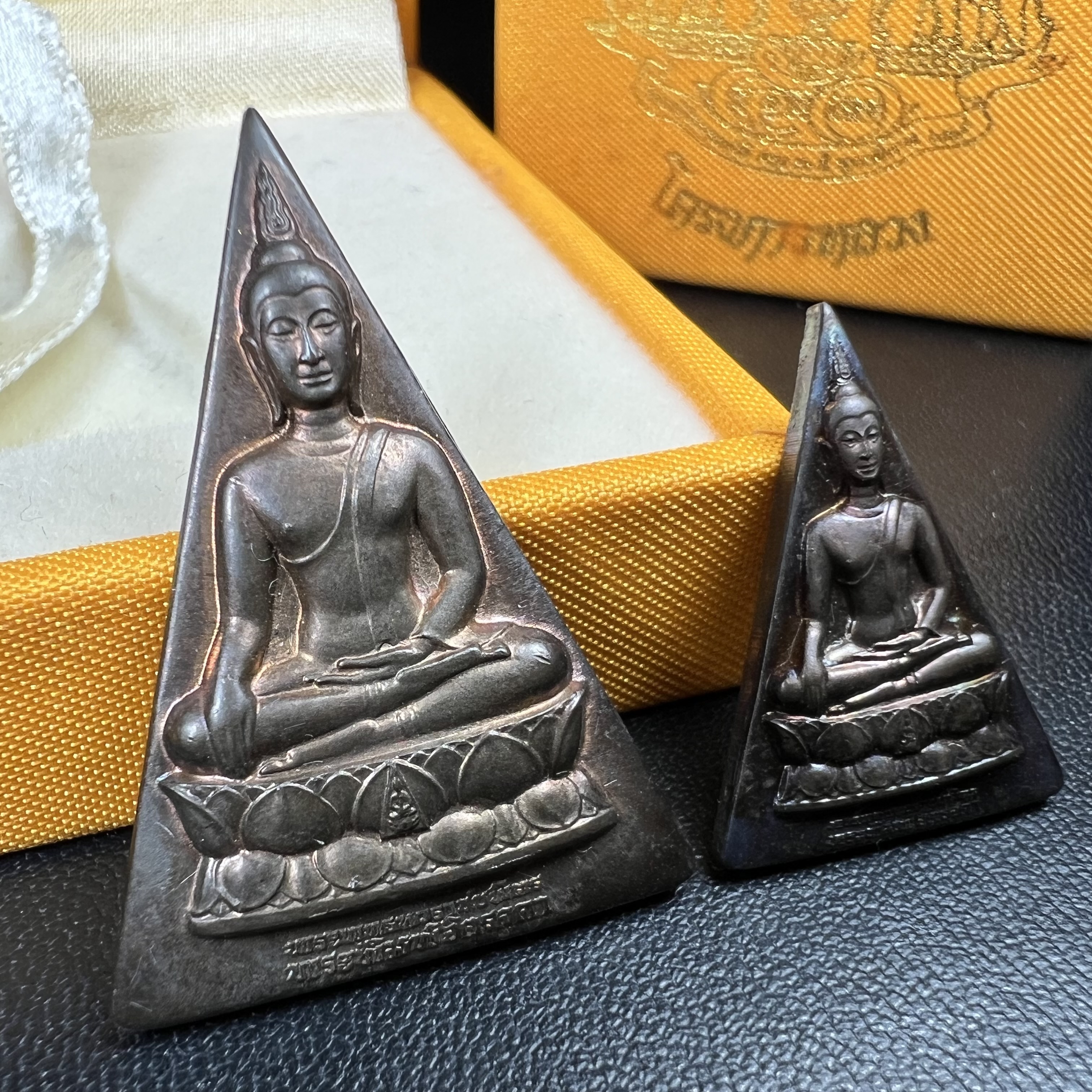 พระพุทธนวราชบพิตร พระพิมพ์จิตรลดา โครงการหลวง ปี2539 (พิมพ์ใหญ่+พิมพ์เล็ก) เนื้อนวโลหะ พร้อมกล่องบรรจุเดิม พิธีใหญ่ ปลุกเสกวัดพระแก้ว(1ชุด 2 องค์)