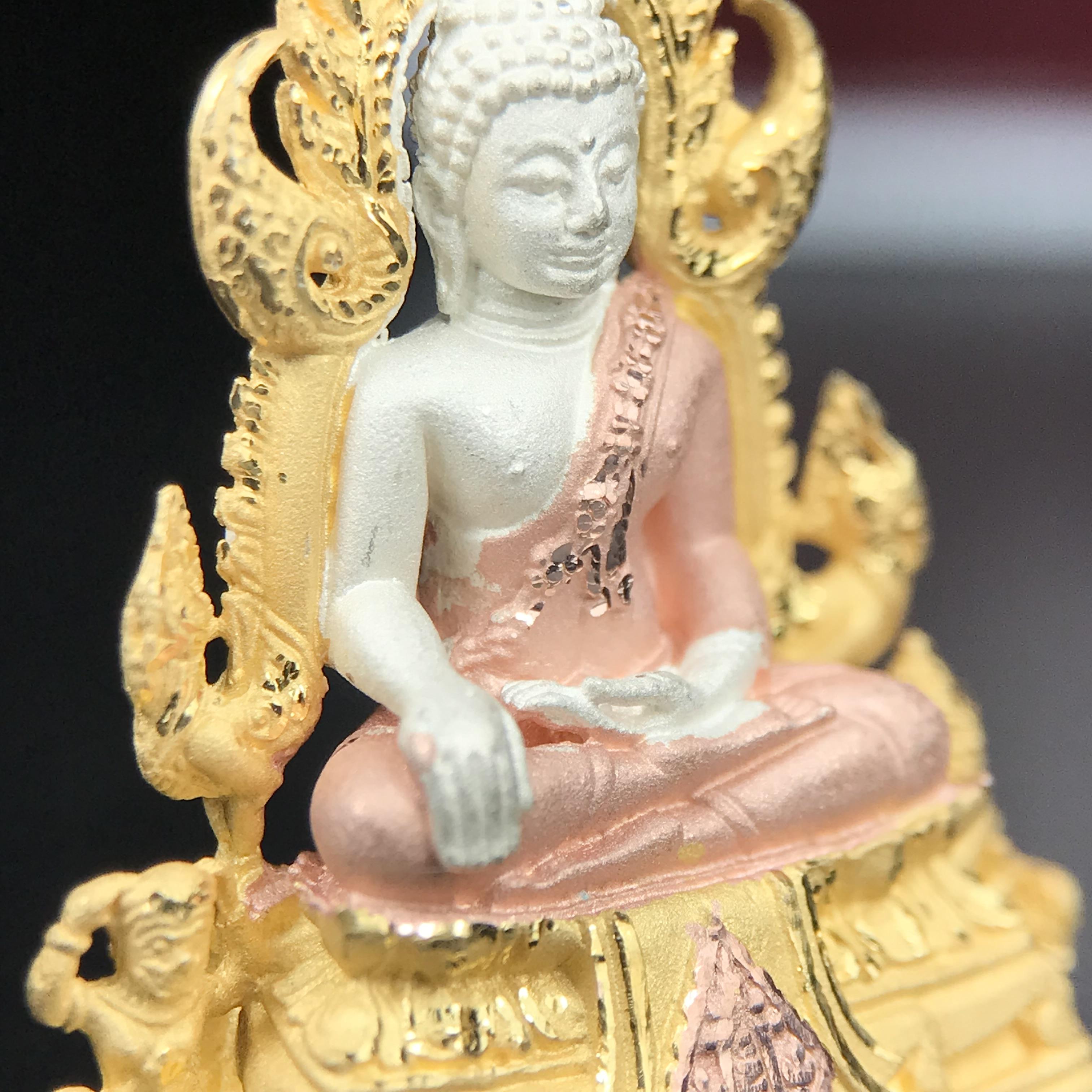 พระพุทธชินราช รุ่น ประวัติศาสตร์ มูลนิธิเพื่อตำรวจไทยจัดสร้าง ปี 2562 เนื้อเงินชุบสามกษัตริย์ขัดเงา พิมพ์พระพุทธชินราช ลอยองค์ แบบจิวเวอร์รี่(ขนาดสูง 3.5 ซม.) (สภาพ สวย ซีนซองเดิม กล่องบบรรจุเดิมครบสมบูรณ์)1 ใน 1999 องค์)