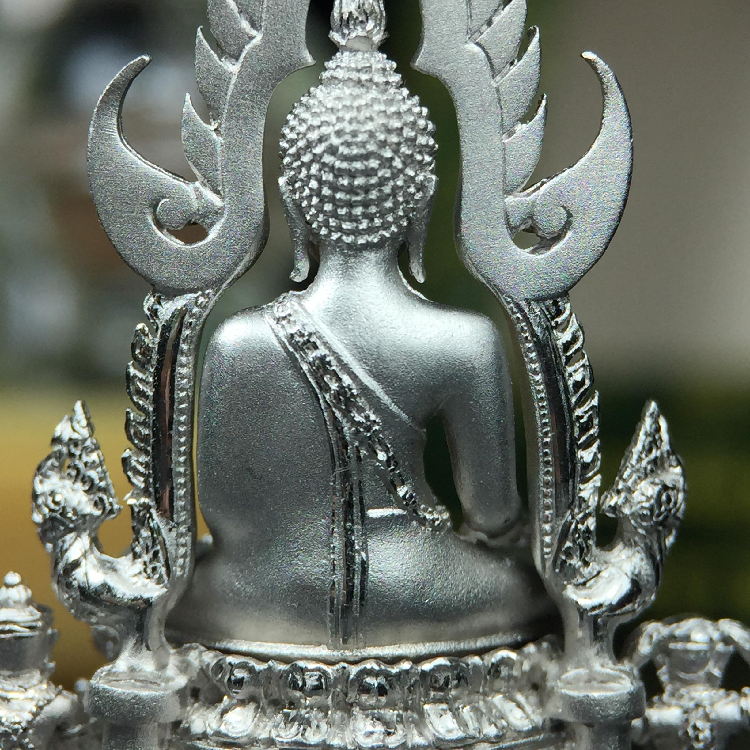 พระพุทธชินราช(จำลอง) ภปร. 84 พรรษา ปี 2554 เนื้อเงินชุบทองคำขาว พิมพ์กลางขนาดหน้าตัก 1/2 นิ้ว(พระราชทานมวลสาร จิตรลดาและเส้นพระเจ้า(เส้นผม)รัชกาลที่9)พุทธศิลป์ทรงคุณค่าอีกหนึ่งรุ่นยอดนิยม(องค์หมายเลขสวย เลขคู่ 1155)