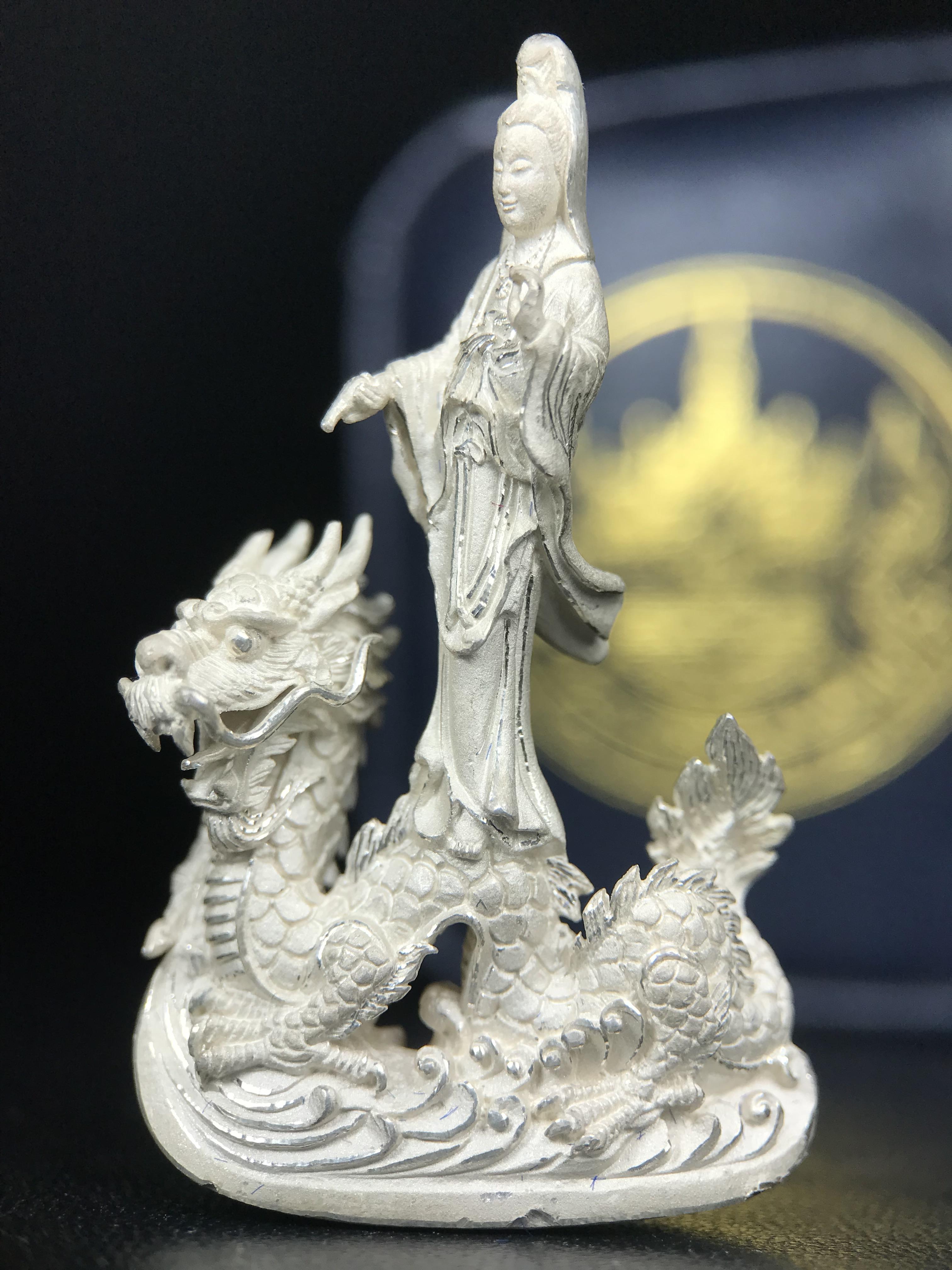 รูปหล่อลอยองค์พระโพธิสัตว์กวนอิม ทรงประทับมังกร จ.ระนอง เนื้อเงิน พิมพ์ใหญ่(สภาพผิว สวยงดงาม ทรงคุณค่า) เฉลิมฉลองในวโรกาสที่พระบาทสมเด็จพระเจ้าอยู่หัวทรงครองสิริราชสมบัติครบ 50 ปี จ.ระนอง พ.ศ.2539