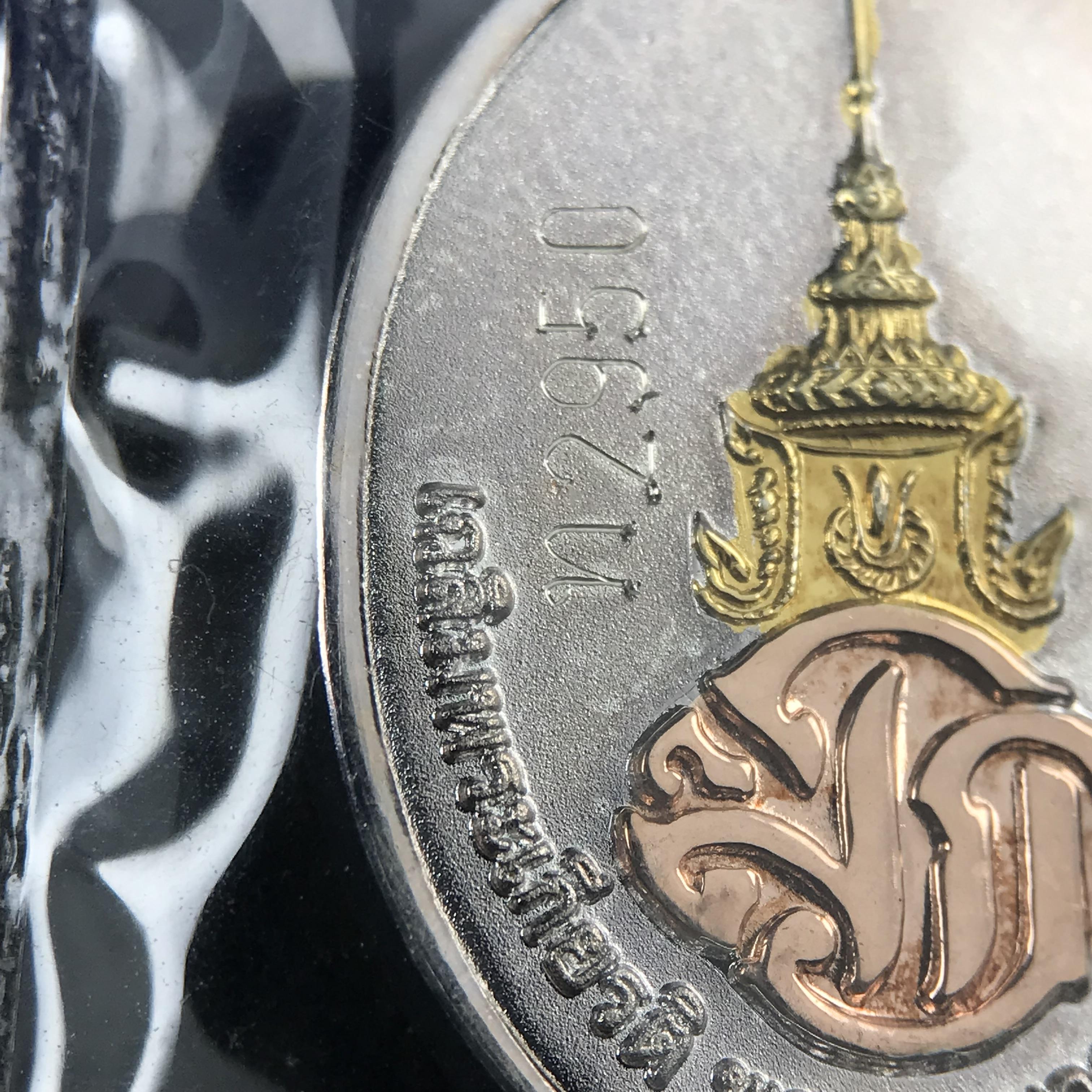 สมเด็จหลวงปู่ทวด วัดช้างให้ รุ่น เฉลิมพระเกียรติ ตราสัญลักษณ์ มวก. พิมพ์รูปไข่เนื้อเงิน-สามกษัตริย์ ปี 2544 พิธีพุทธาภิเษกใหญ่ ณ อุโบสถวัดช้างให้และอุโบสถวัดพระศรีรัตนศาสดาราม ( วัดพระแก้ว )โดยนิมนต์เกจิชื่อดังสายใต้ทั้งหมดจำนวน 108 รูป(องค์หมายเลข 2950)