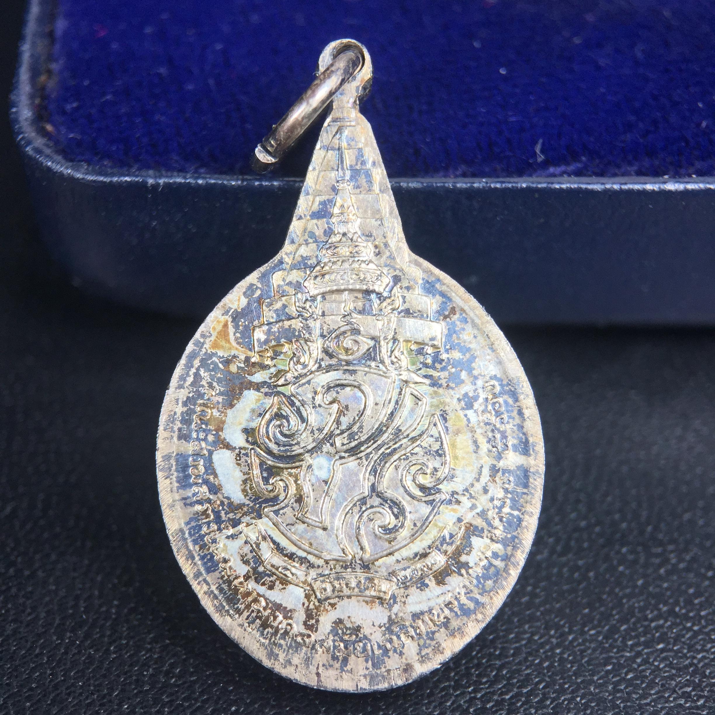 เหรียญพระชัยหลังช้าง ภปร. ครบ 5 รอบ ในหลวงรัชกาลที่9 พ.ศ.2530 พิมพ์เล็ก เนื้อเงิน(หนัก 2 สลึง)(สภาพผิวเดิมขึ้นสีรุ้งธรรมชาติสวยมาก)หายาก สภาพสวยเดิมพร้อมกล่องบรรจุเดิมครบสมบูรณ์(พิธีใหญ่ รุ่นยอดมนิยม)