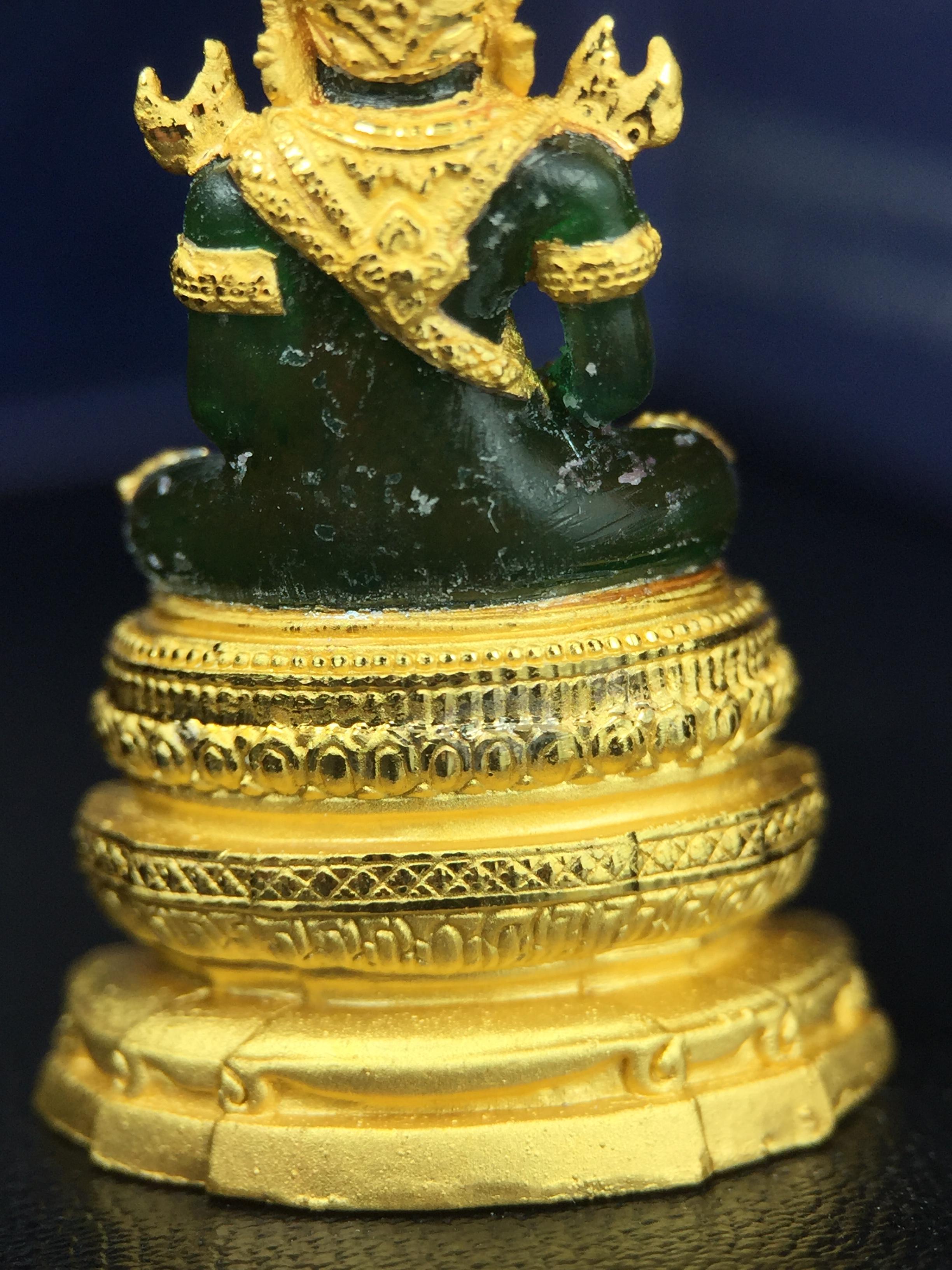 พระแก้วมรกต ภปร. จัดสร้างโดย รพ.ภูมิพลฯ ปี2547 ลอยองค์ขนาดหน้าตัก 1/2 นิ้ว เนื้อเรซิ่นหุ้มทองคำ99.99 งดงามทรงคุณค่าอีกหนึ่งรุ่นยอดนิยม หายาก