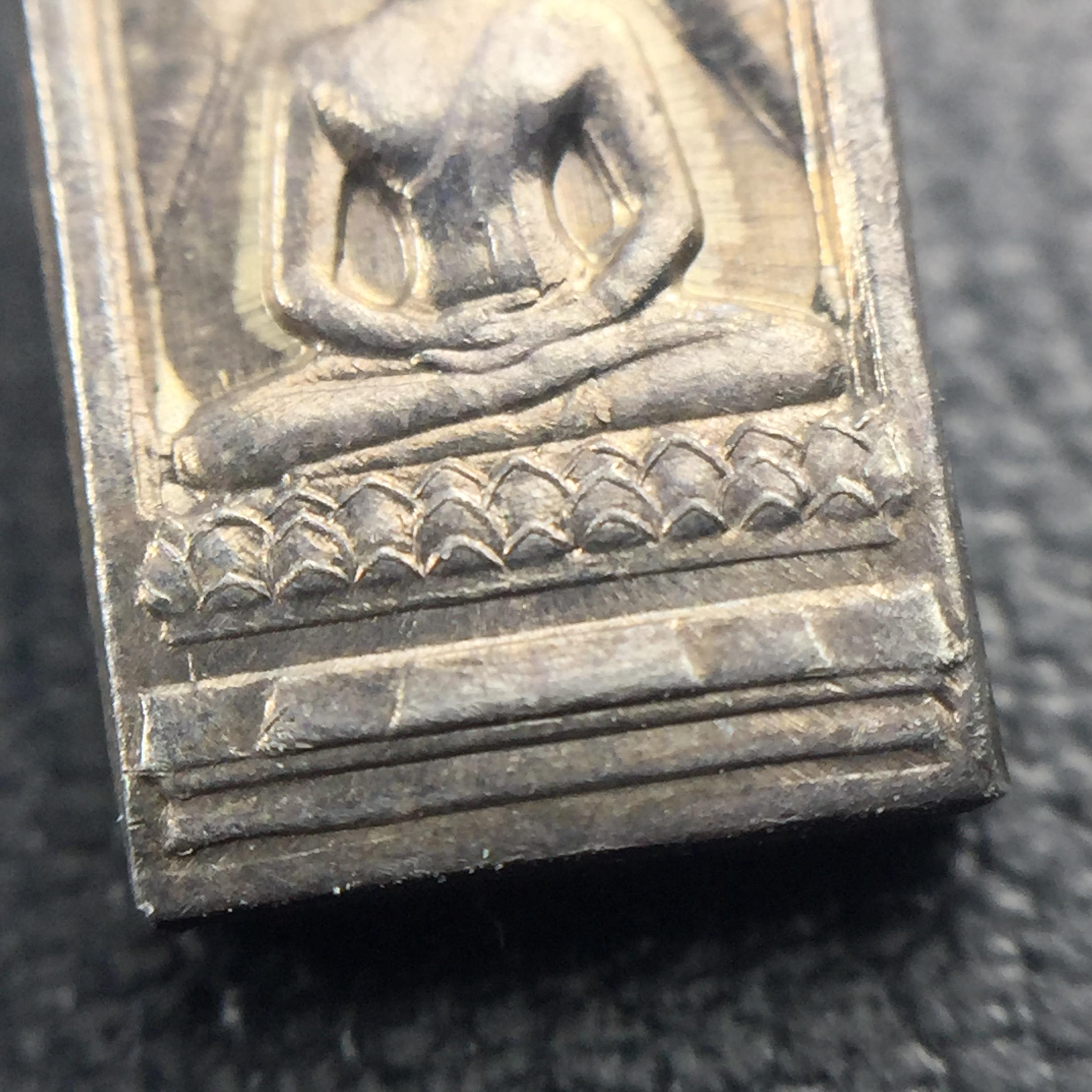 พระปรกใบมะขาม พระพุทธสิหิงค์ ภปร. ธรรมศาสตร์ 50ปี เนื้อเงิน(ตอกสองโค๊ด ผ่านสองพิธีวาระ 50ปีและ60ปี หายากนิยม)(คัดสภาพสวย)(ในหลวงรัชกาลที่9 เสด็จเททอง)(พระปรกใบมะขาม ภปร. รุ่นแรก)(พิธีใหญ่ เกจิที่มีชื่อเสียงมาร่วมปลุกเสกจำนวนมาก ชนวนมาลสารเก่าเข้มขลัง )