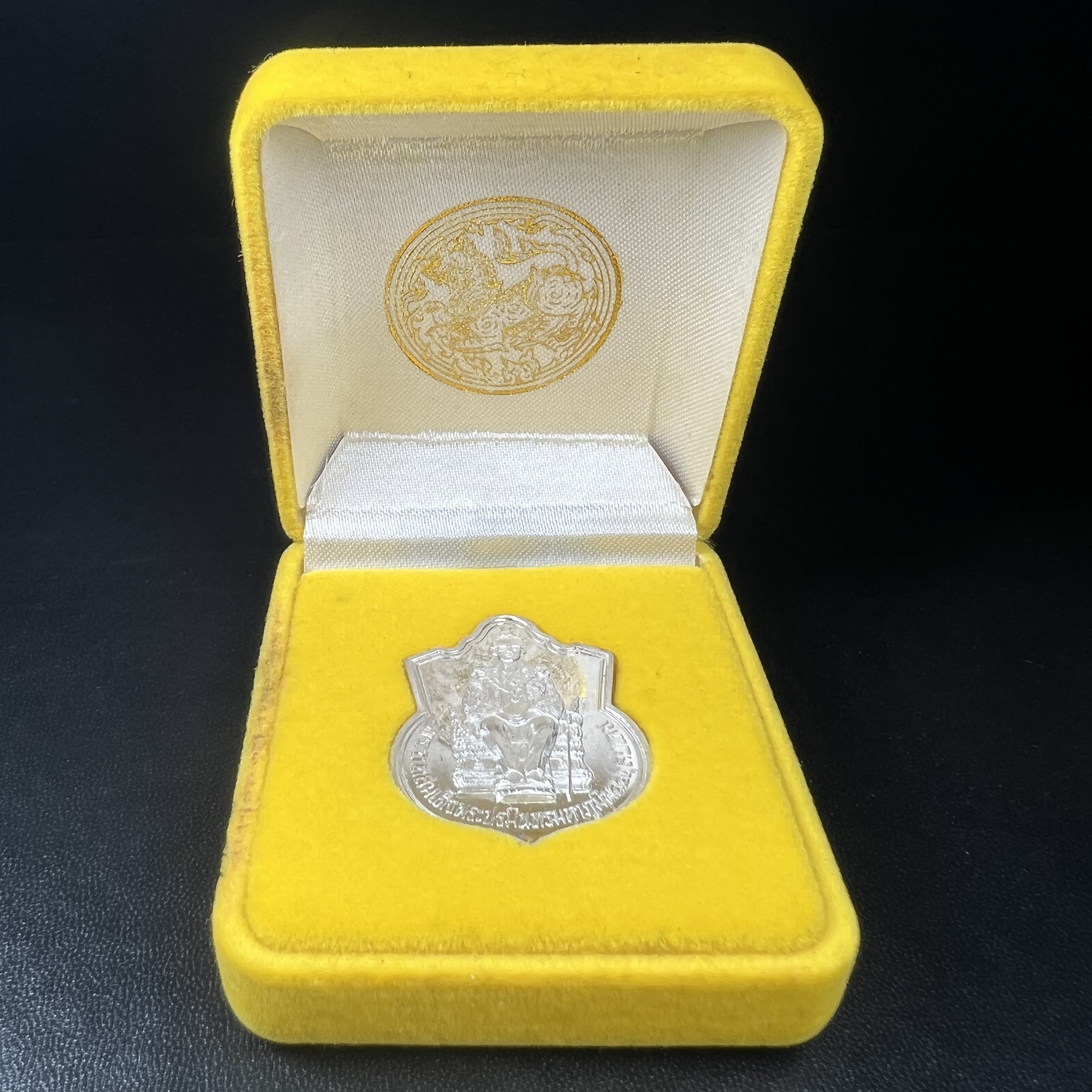 เหรียญพระบาทสมเด็จพระเจ้าอยู่หัว รัชกาลที่9ประทับนั่งบัลลังก์ กระทรวงมหาดไทยจัดสร้าง ปี2539 เนื้อเงินกล่องบรรจุเดิมสภาพสวย เนื้อเงินผิวกระจก สวยเดิม แบบนิยม หายาก