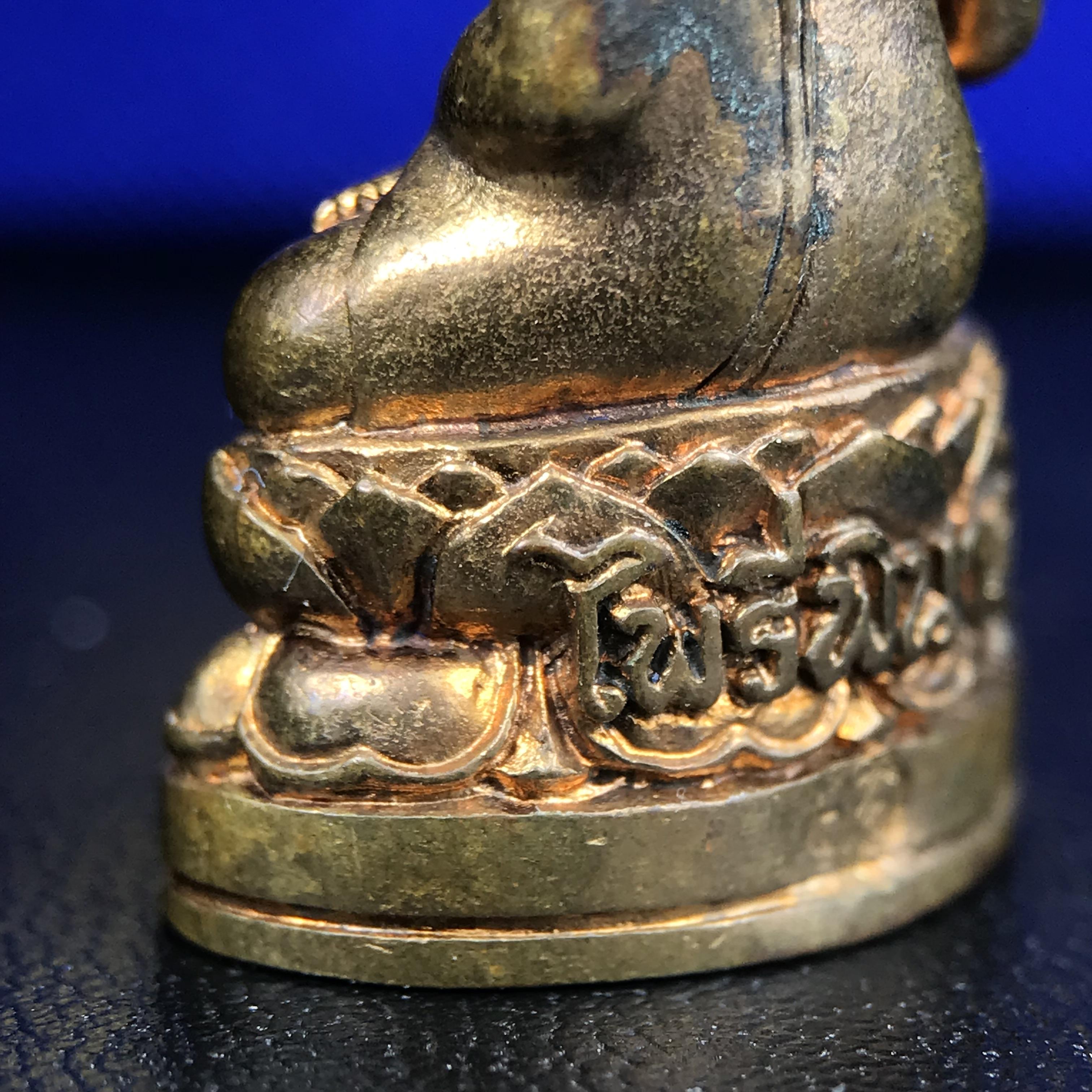 พระกริ่งไพรีพินาศ บรรจุเหล็กไหล ครั้งแรกและครั้งเดียวในประวัติศาสตร์ เฉลิมพระเกียรติ พระบาทสมเด็จพระเจ้าอยู่หัวรัชกาลที่9 พระชนมพรรษา 6 รอบ ปี2542 เนื้อสัมฤทธิ์(บรรจุเหล็กไหล)ดีนอก-ดีใน พิธีใหญ่ มวลสารเด่น (หายาก)