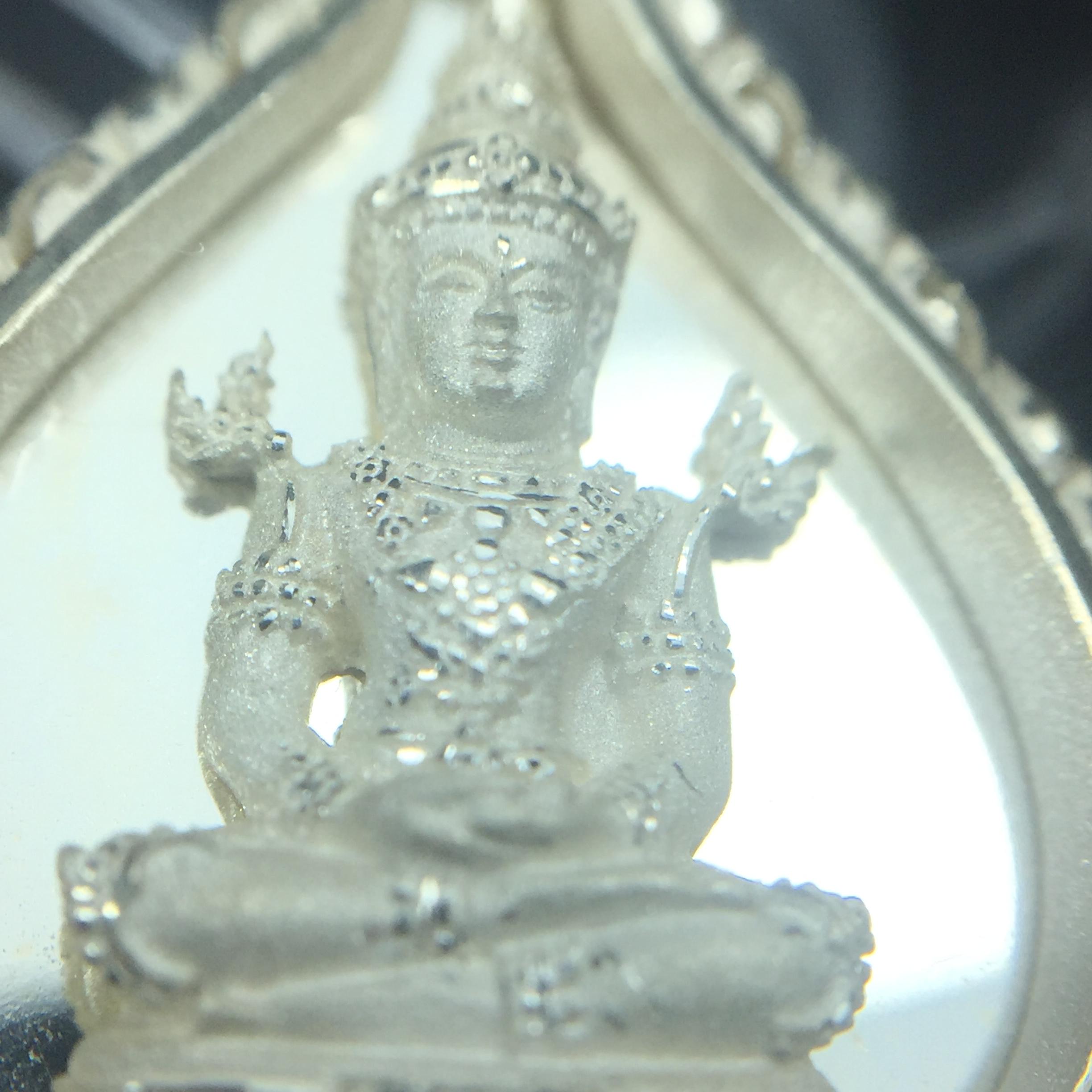 พระแก้วมรกต ภปร. ปี2547 จัดสร้างโดย รพ.ภูมิพลฯ เนื้อเงิน เหรียญทรงดอกบัว(1ใน3000องค์)