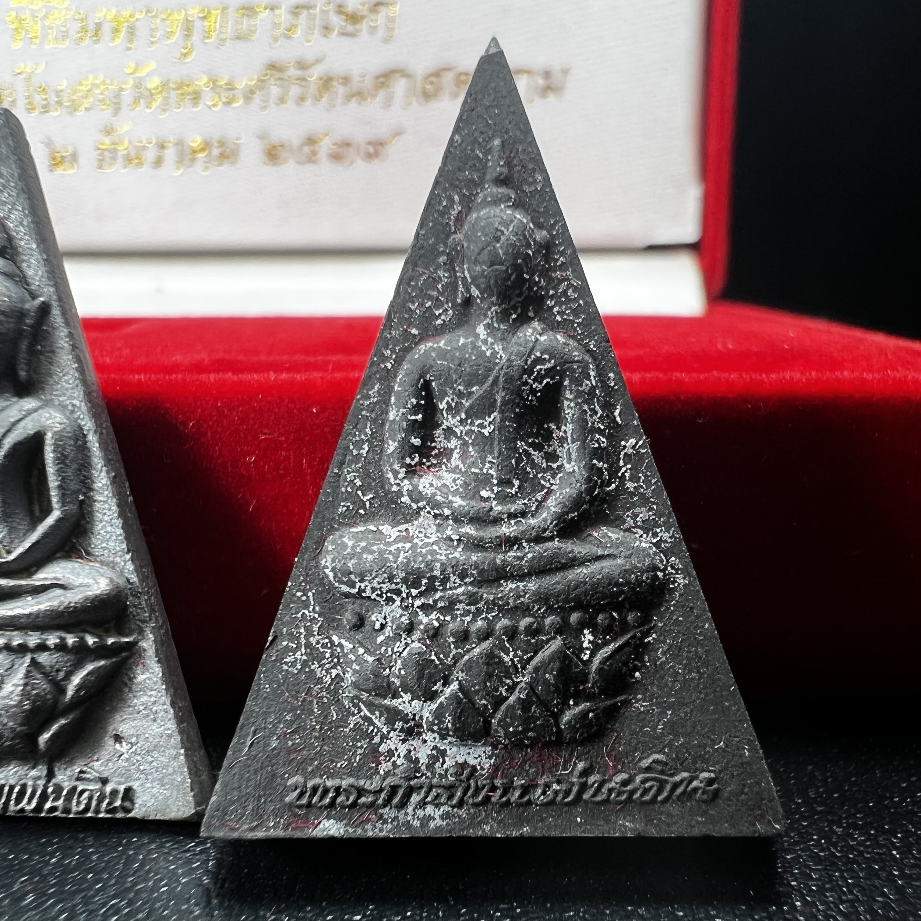 พระกำลังแผ่นดิน (สมเด็จจิตรลดา2) จัดสร้างเฉลิมพระเกียรติ ร.9 ครองราชย์ 50 ปี 2539 ชุดทองคำ(ประกอบด้วยเนื้อทองคำ+เนื้อเงิน+เนื้อนวโลหะ+เนื้อผง2องค์)(สร้างน้อยหายาก)พร้อมกล่องบรรจุเดิมครบสมบูรณ์(1ใน 1500ชุด)