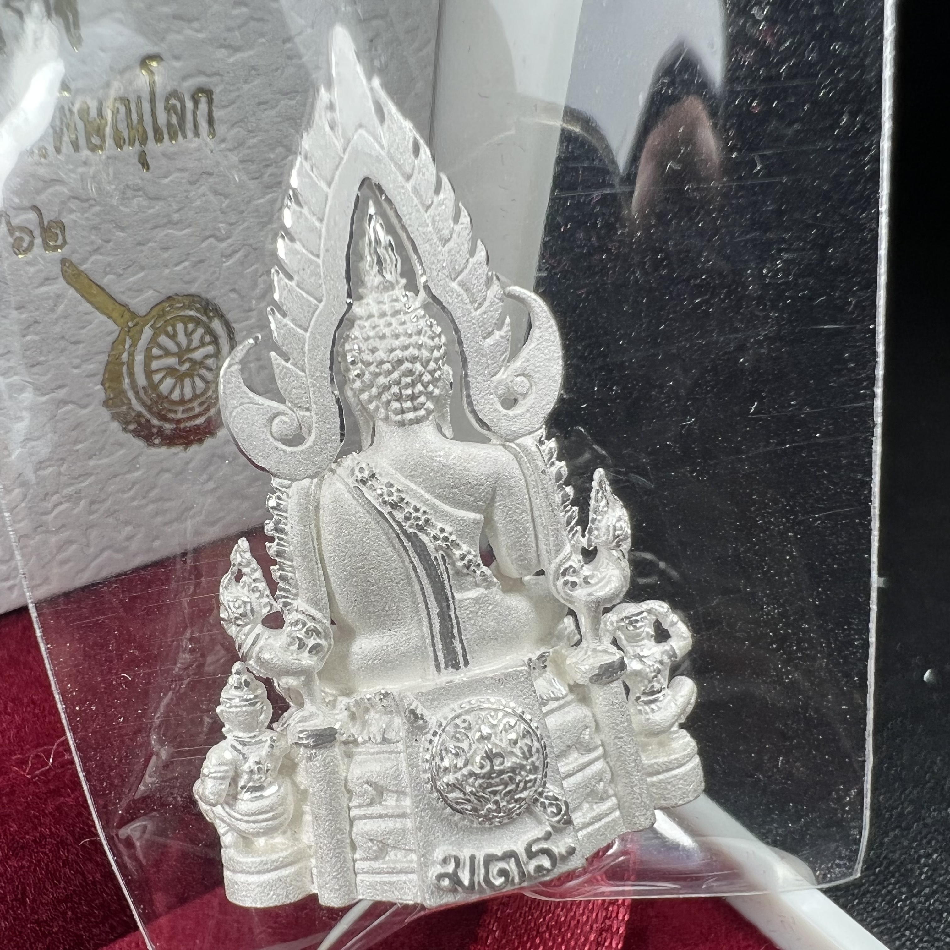 พระพุทธชินราช รุ่น ประวัติศาสตร์ มูลนิธิเพื่อตำรวจไทยจัดสร้าง ปี 2562 เนื้อเงินขัดเงา พิมพ์พระพุทธชินราช ลอยองค์ แบบจิวเวอร์รี่(ขนาดสูง 3.5 ซม.) (สภาพ สวย ซีนซองเดิม กล่องบบรรจุเดิมครบสมบูรณ์)