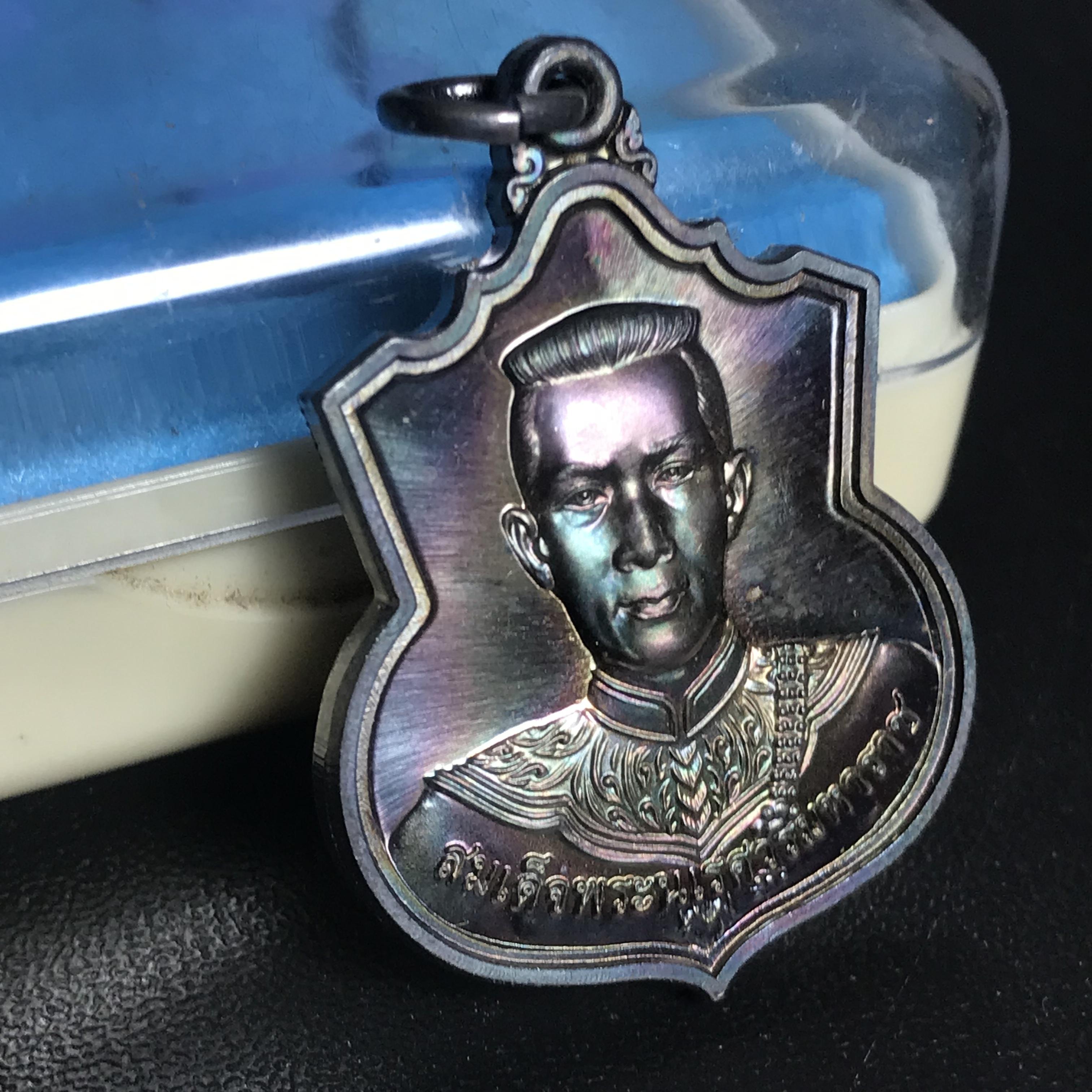 เหรียญสมเด็จพระนเรศวรมหาราช(พระองค์ดำ) รุ่นสู้ หลัง สก. ปี2548 พิธีใหญ่ เนื้อเงิน(ผิวเดิม กลับดำ ขึ้นสีรุ้งธรรมชาติ)สวยมาก