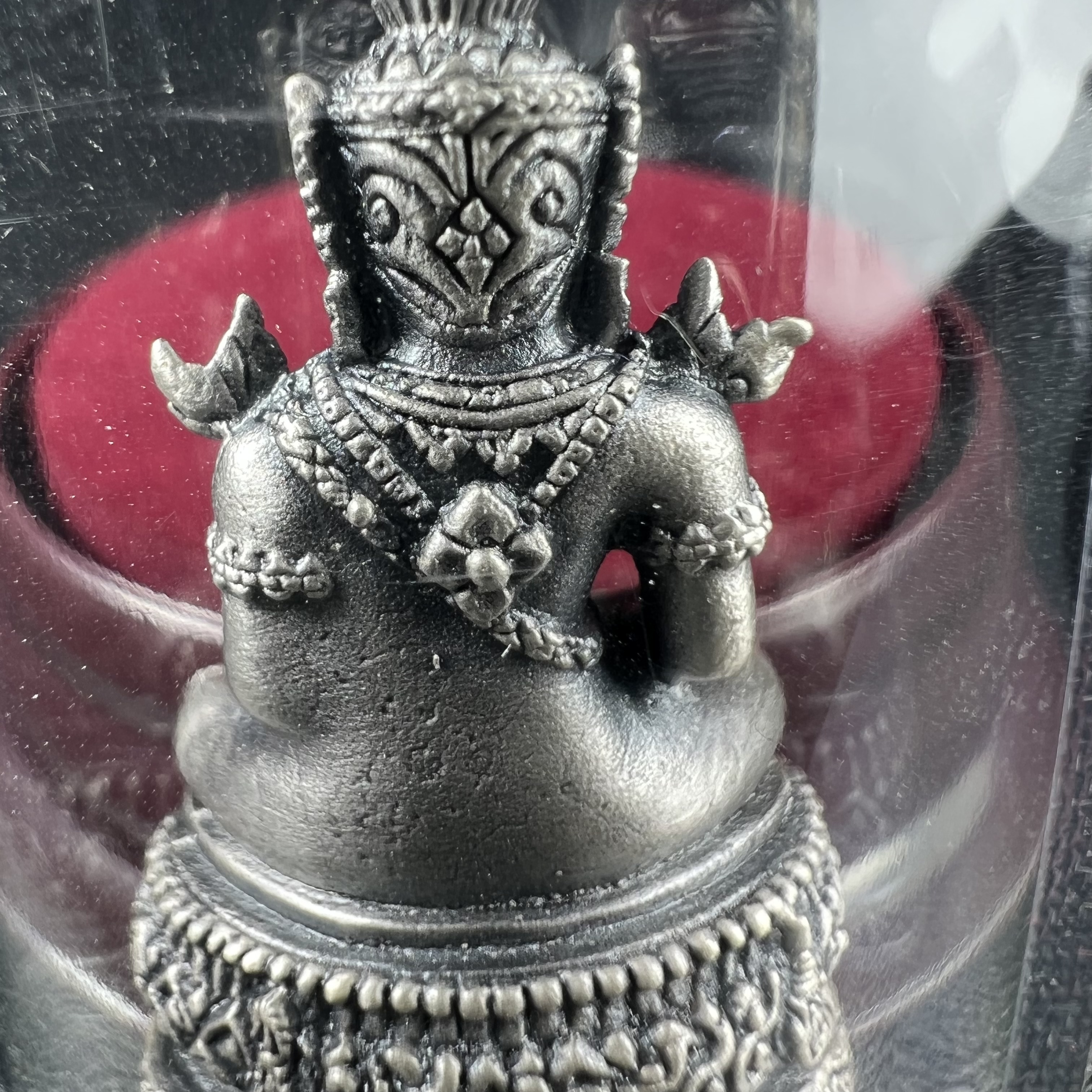 พระแก้วมรกต ภปร.(รุ่นแรก) ปี2545 รุ่นฉลองกรุงรัตนโกสินทร์ครบ 220 ปี พิมพ์ลอยองค์ใหญ่ เนื้ออัลปาก้า ชุบเงินลงดำ ขนาด 19*35 มม. พร้อมครอบตั้งโชว์เดิม องค์พระซีนซองเดิม สวยครบสมบูรณ์