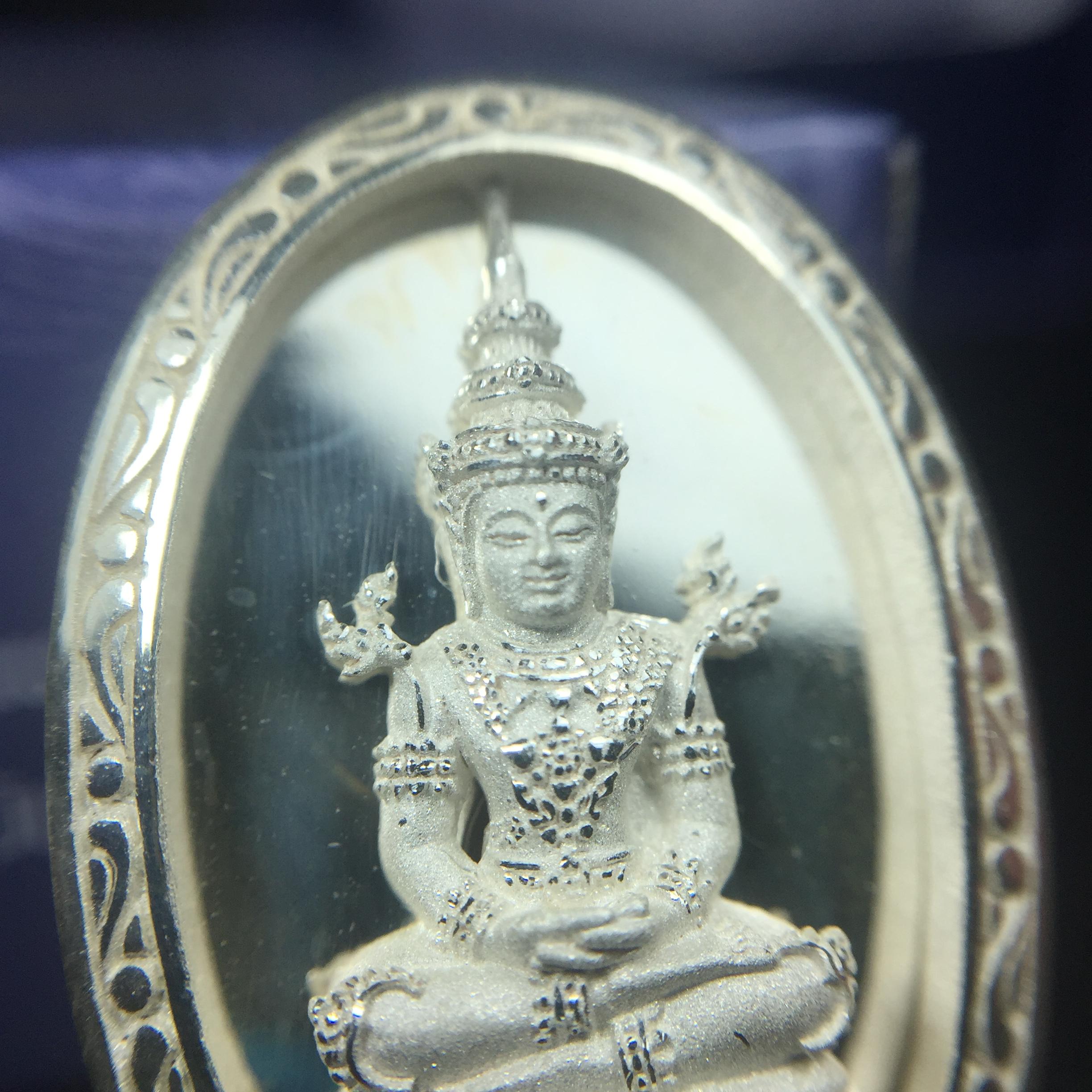 พระแก้วมรกต ภปร. ปี2547 จัดสร้างโดย รพ.ภูมิพลฯ เนื้อเงิน เหรียญทรงกลมรี(1ใน3000องค์)