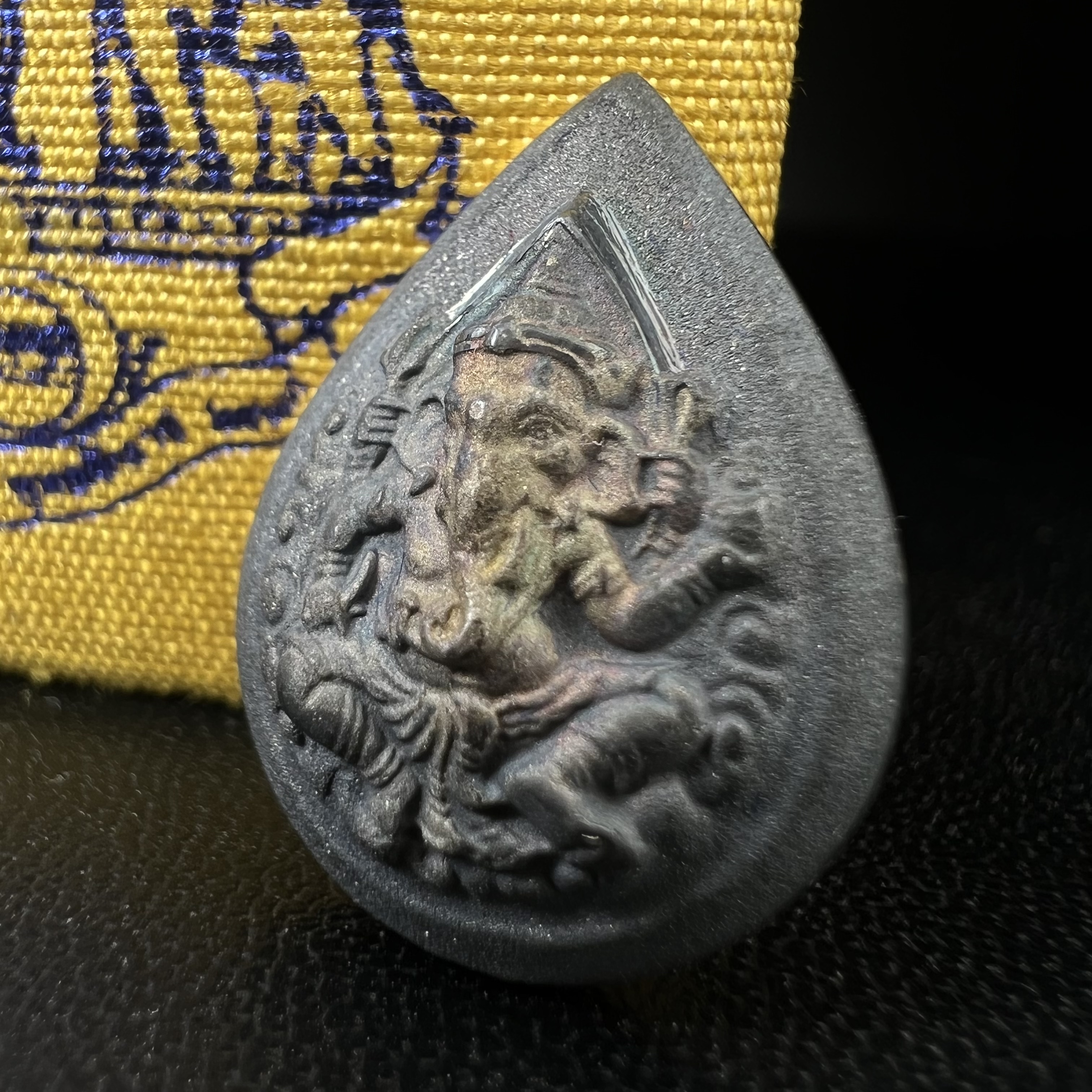 เหรียญพระพิฆเนศวร ญสส. ชุดกาญจนาภิเษกครองราชย์ 50 ปี พุทธศักราช 2538 พิมพ์เล็ก(1.9 ซม.) เนื้อเงินผิวเดิมกลับดำเข้มขลังงดงามธรรมชาติ สภาพสวยเดิมพร้อมกล่องบรรจุเดิม ตอกโค๊ดหมายเลขกำกับ(1ใน1000องค์)